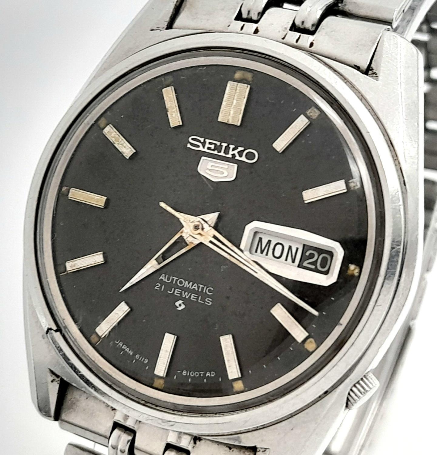 A Vintage Seiko 5 Automatic 21 Jewels Gents Watch. Stainless steel bracelet and case - 36mm. Black - Image 2 of 6