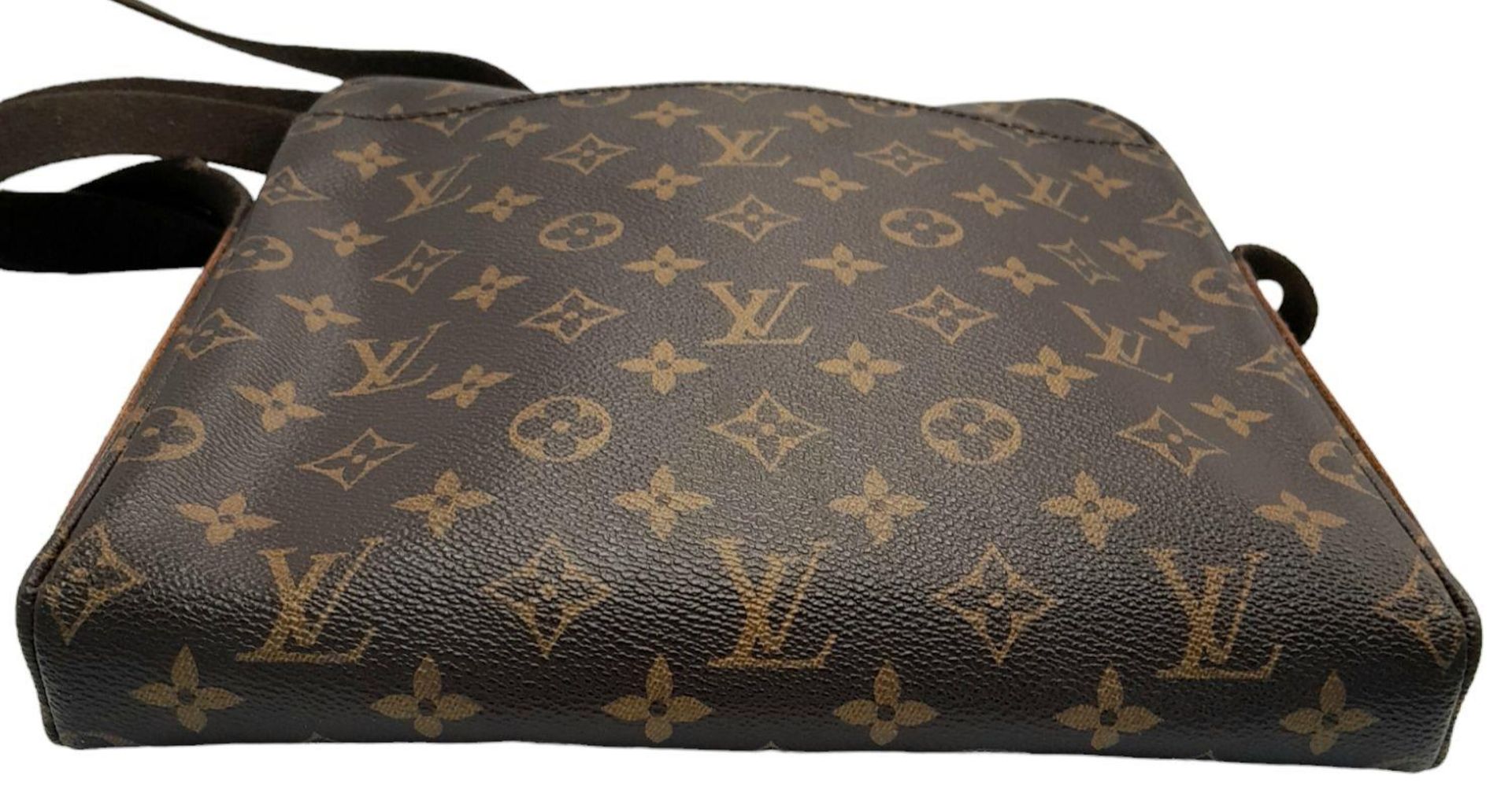 A Louis Vuitton Trotteur Beaubourg Satchel Bag. Monogramed canvas exterior with gold-toned hardware, - Image 5 of 9
