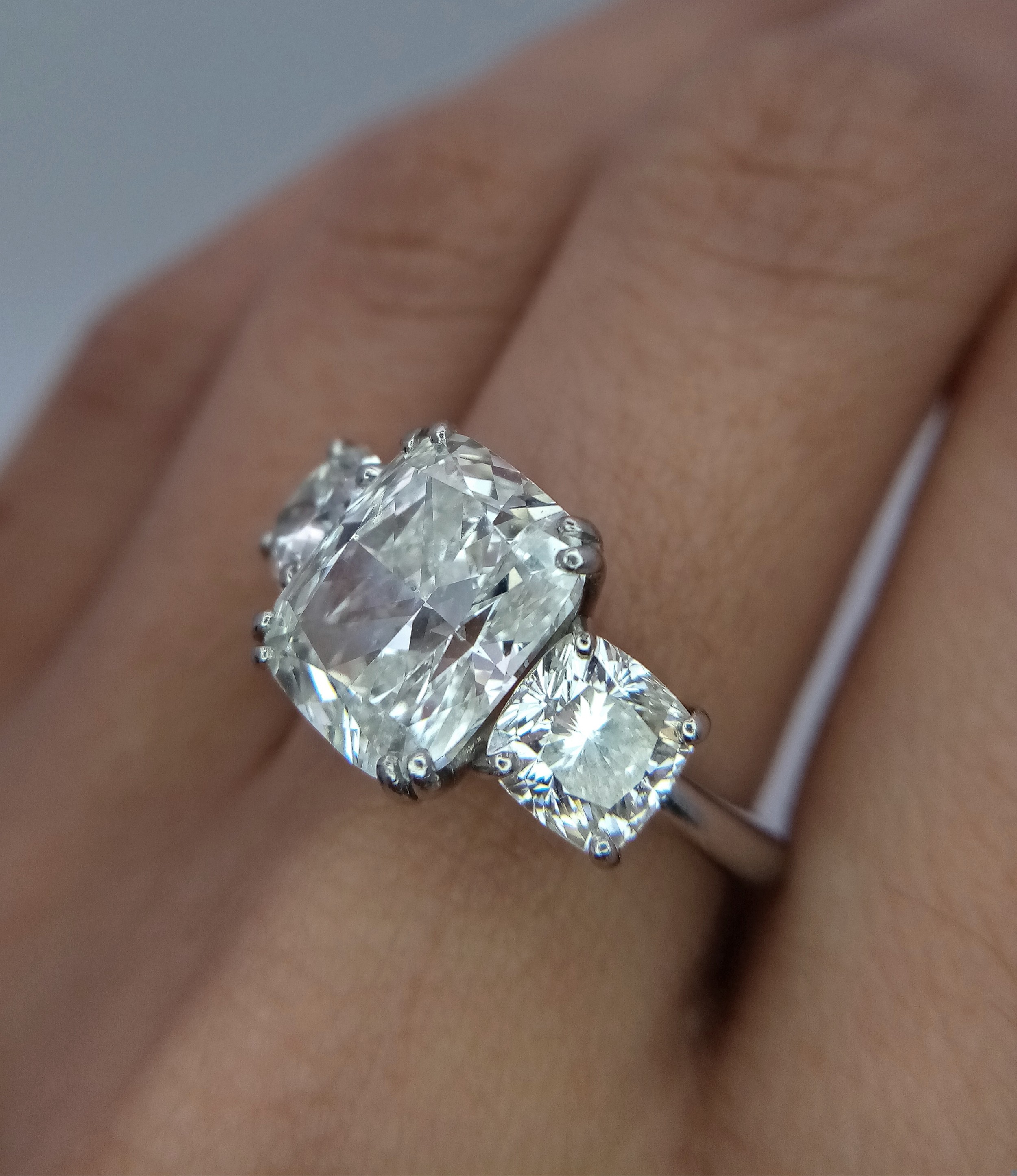 A Breathtaking 4.01ct GIA Certified Diamond Ring. A brilliant cushion cut 4.01ct central diamond - Bild 19 aus 22