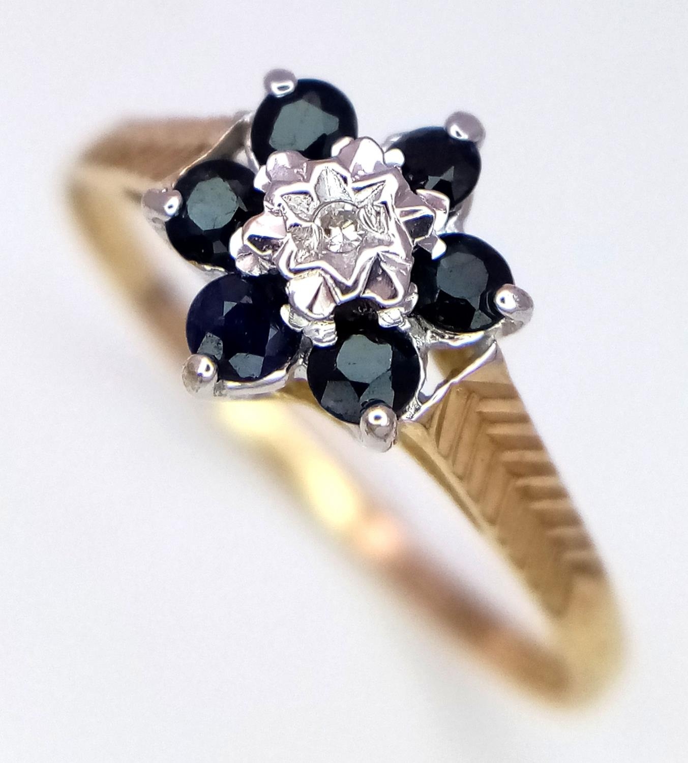 A 9K YELLOW GOLD DIAMOND & SAPPHIRE RING, IN THE FLORAL DESIGN 1.1G SIZE N. ref:SPAS 9006 - Image 3 of 5