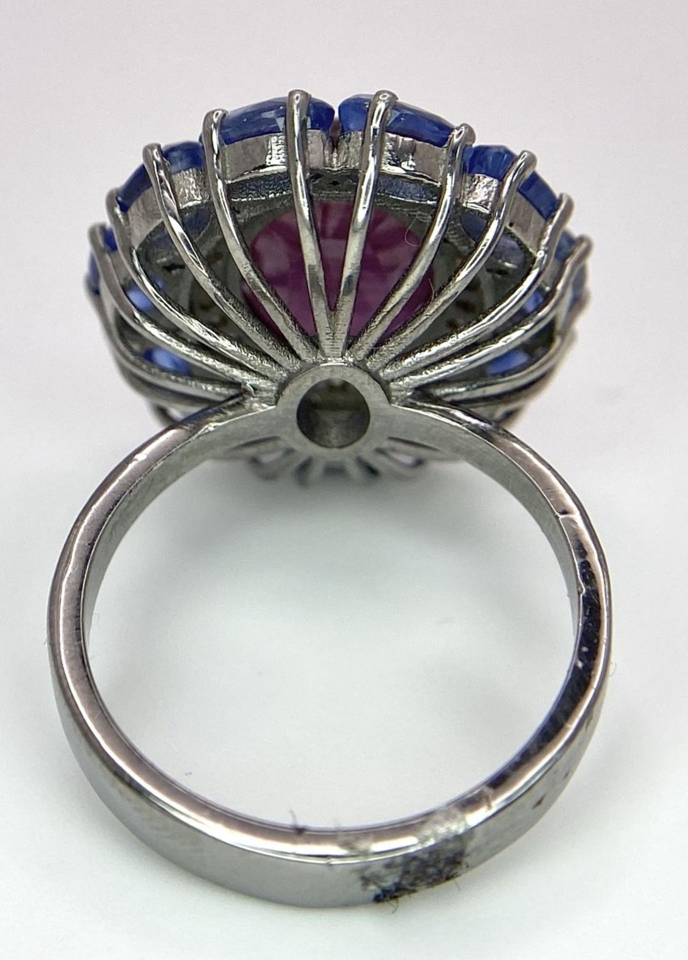 A 5.65ct Ruby Dress Ring with Halo of 0.40ctw of Diamonds and 3.70ct of Kyanite Stones. Set in 925 - Bild 4 aus 7