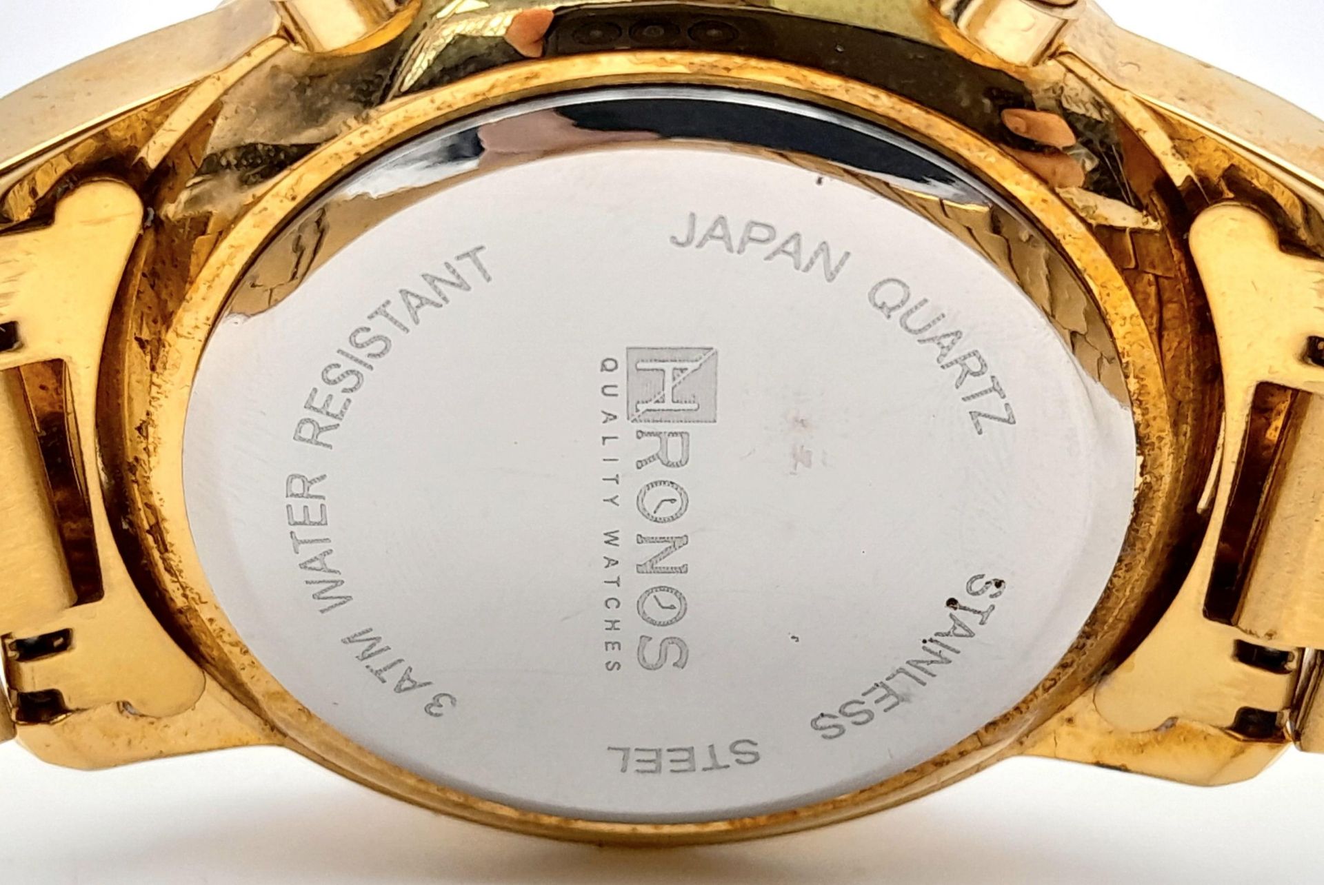An Excellent Condition Men’s Gold Tone Japanese Sports Chronograph Date Watch by Hronos. 42mm - Image 5 of 6