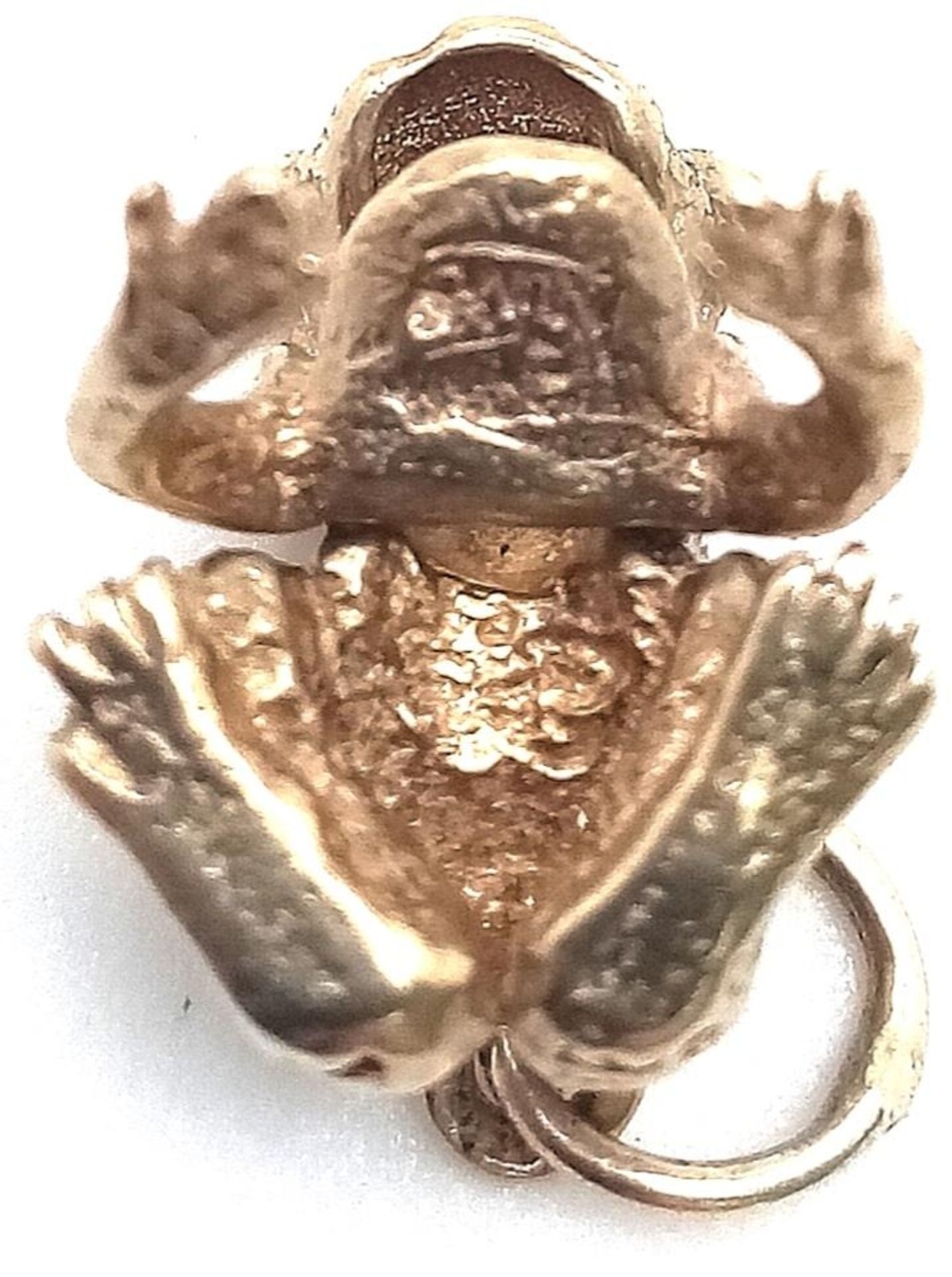 A 9K YELLOW GOLD FROG CHARM WITH GREEN EYES AND MOVING FROG LEGS AND MOUTH. 19mm length, 2.6g - Bild 2 aus 4