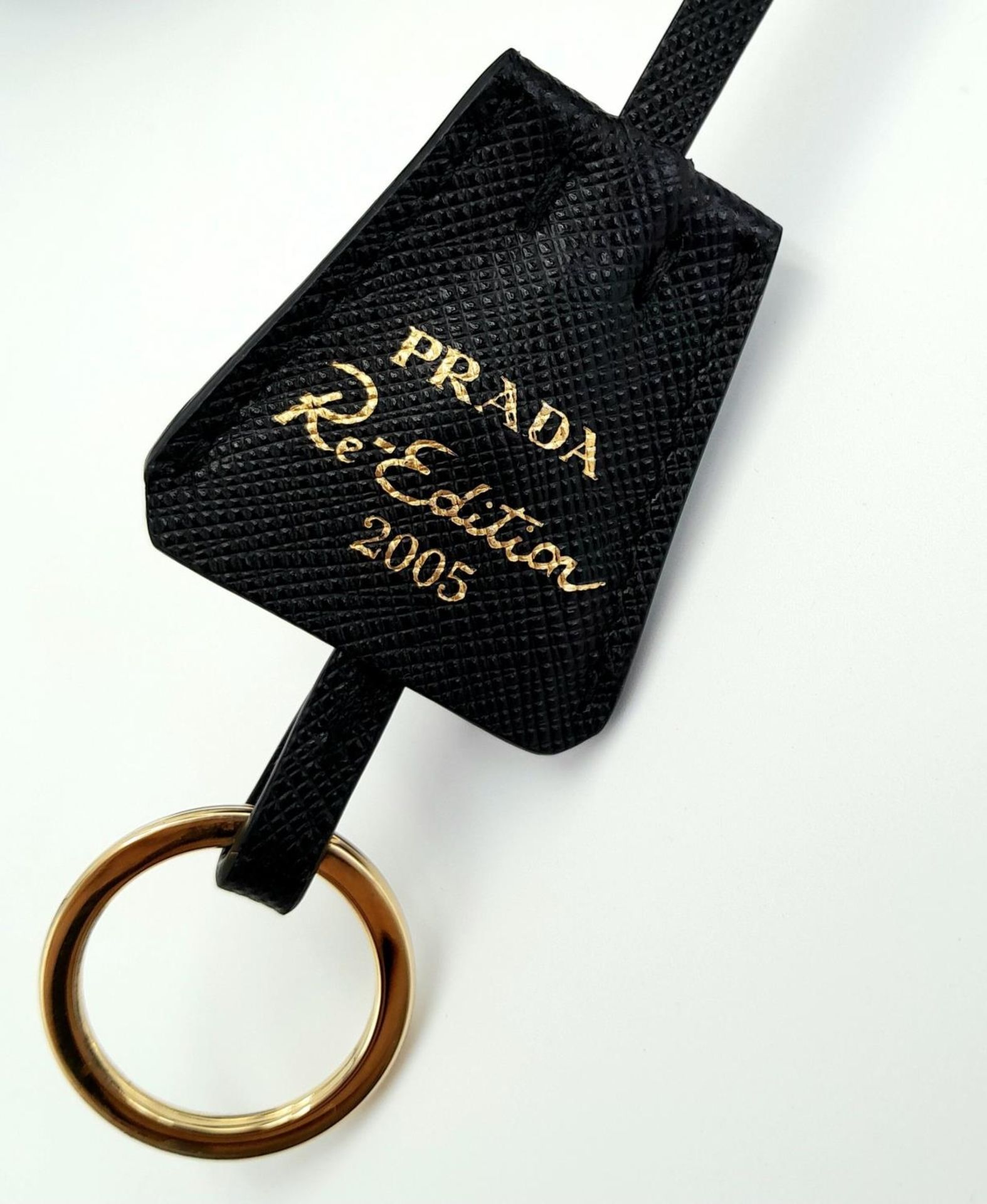 A Prada Black Re-Edition 2005 Bag. Saffiano leather exterior with gold-toned hardware, zip top - Bild 9 aus 15