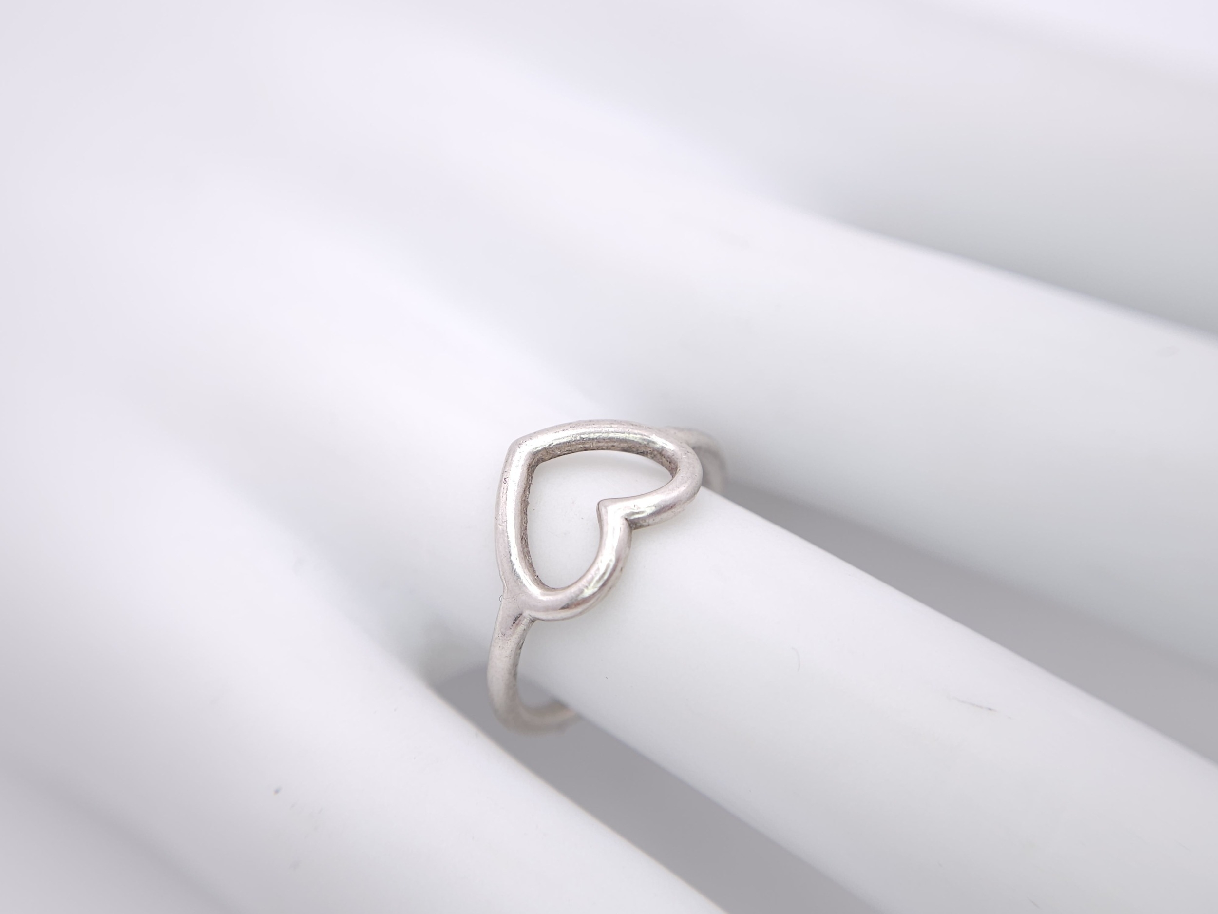 A PANDORA STERLING SILVER HEART RING. UK size N, US size 54, 2g weight. Ref: SC 8087 - Image 7 of 7