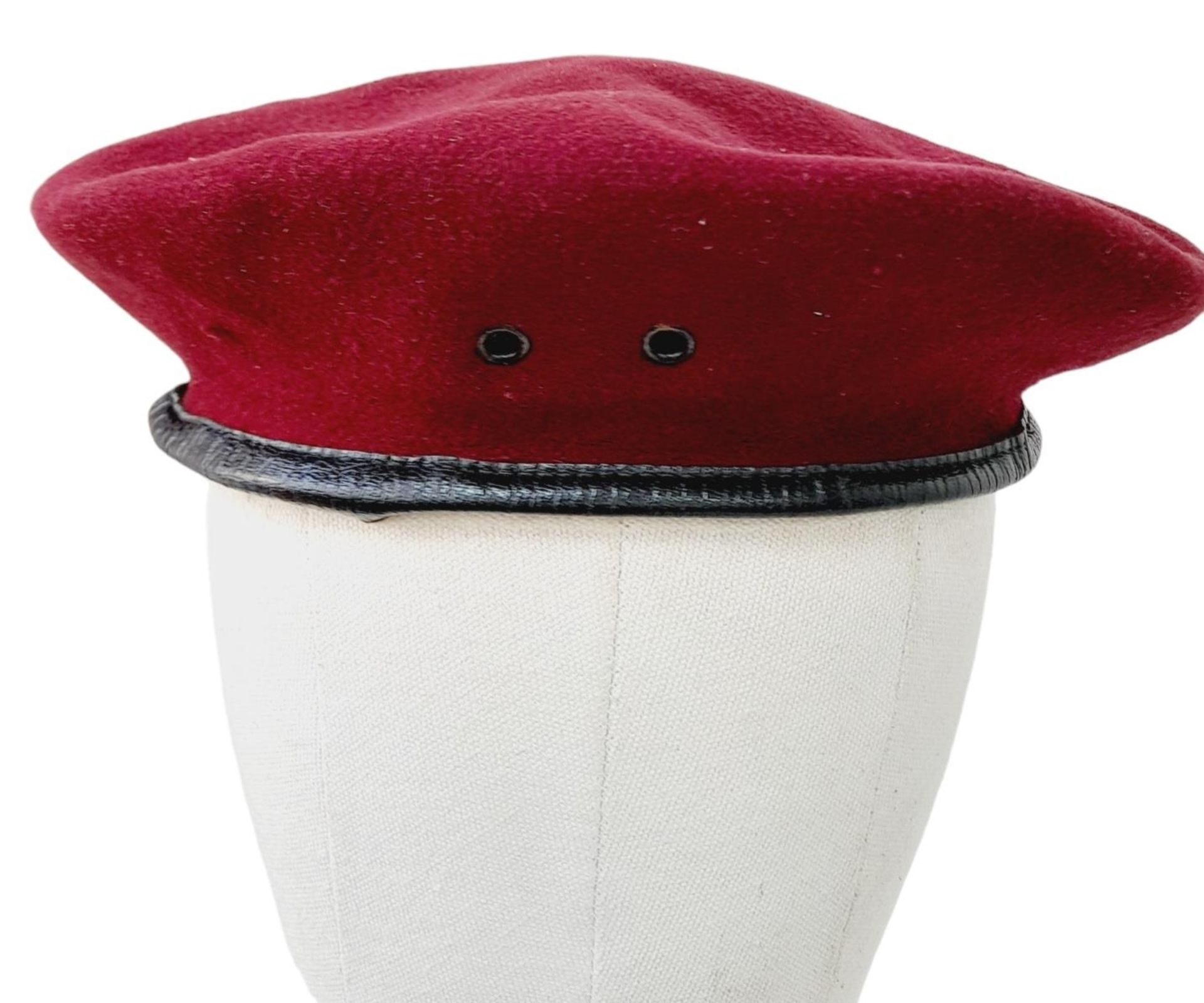 1943 Dated British Paratrooper Beret, The leather banding is coming away from the actual beret in - Bild 4 aus 5