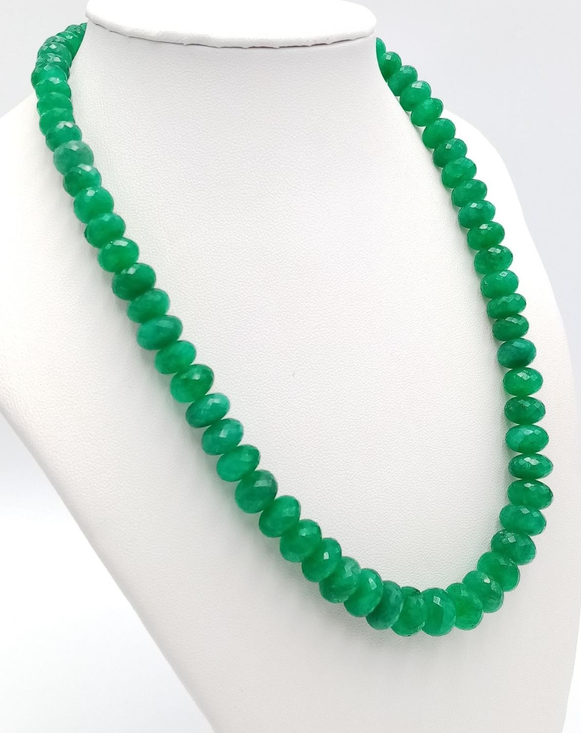 A 300ct Emerald Rondelle Necklace with an emerald and 925 Silver Clasp. 42cm length. Ref: CD-1270 - Image 2 of 4