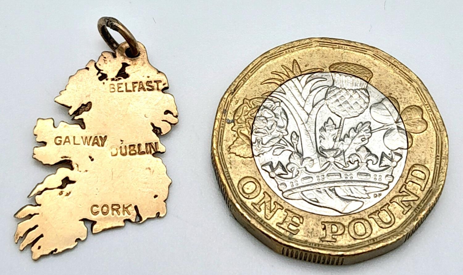 A 9K YELLOW GOLD PENDANT IN THE SHAPE OF IRELAND ENGRAVED DUBLIN, BELFAST, GALWAY & CORK 1.5G , 25mm - Image 4 of 4