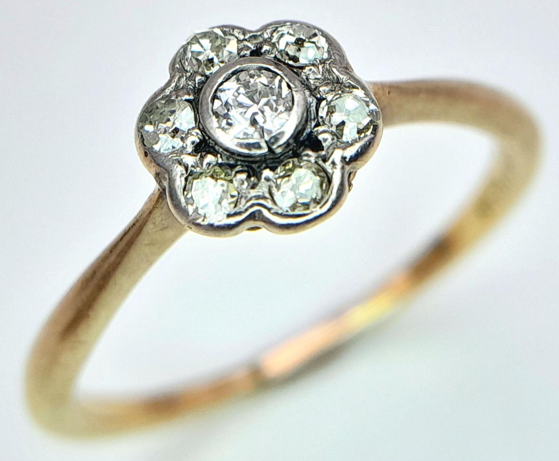 An Antique 18K Yellow Gold Old Cut Diamond Cluster Ring. Size N, 2.05g total weight. - Bild 2 aus 5