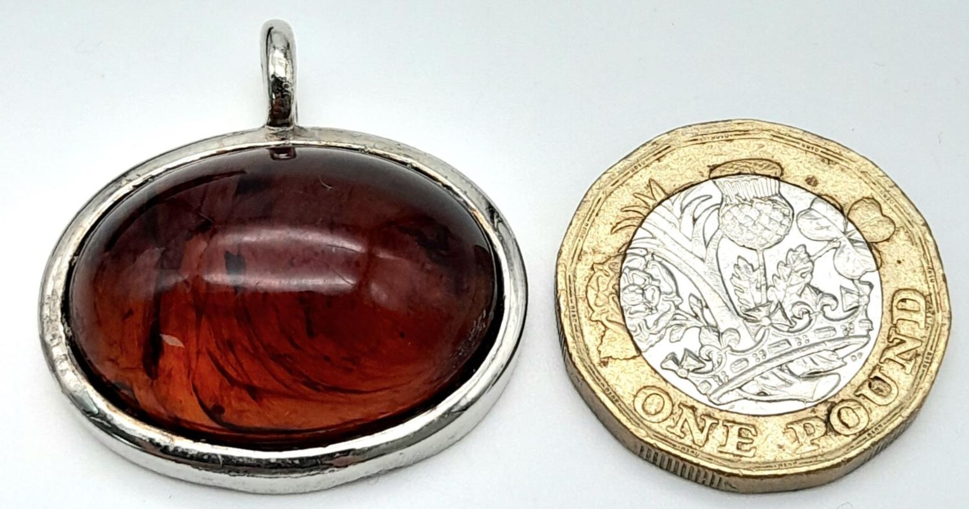 An Oval Amber Pendant. 2.9cm x 2.9cm, 9.31g total weight. - Image 3 of 3