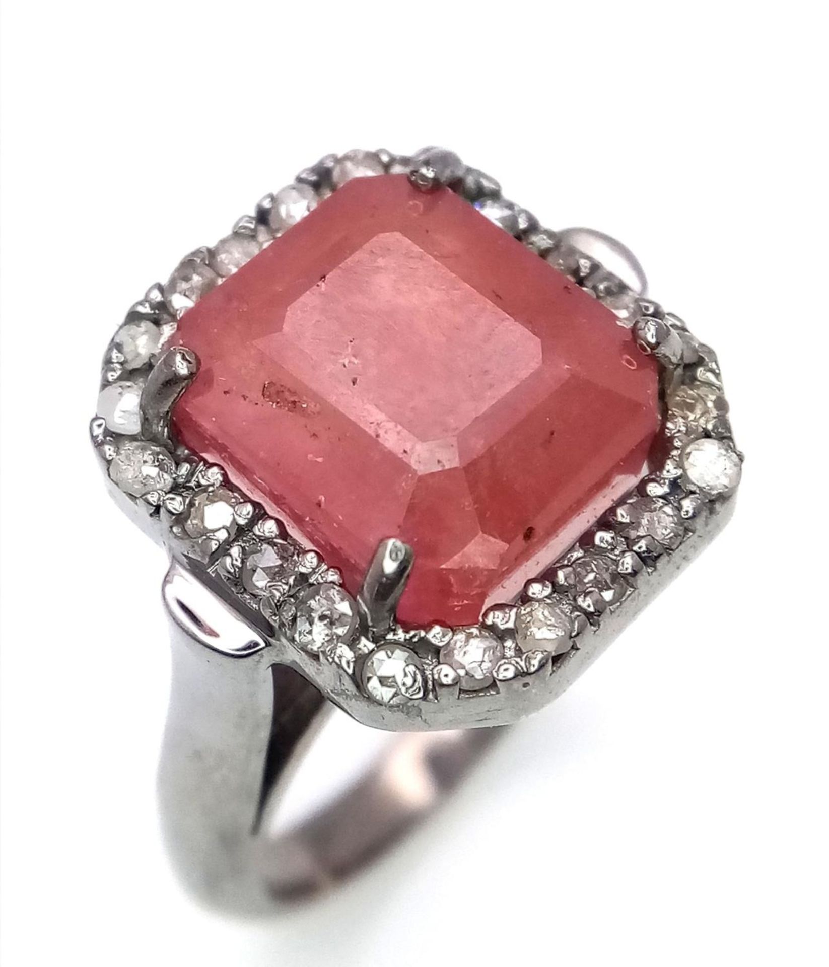 A Ruby Gemstone Ring with a Diamond Surround. 5.5ct ruby and diamonds - 0.55ctw. Set in 925 - Bild 4 aus 5