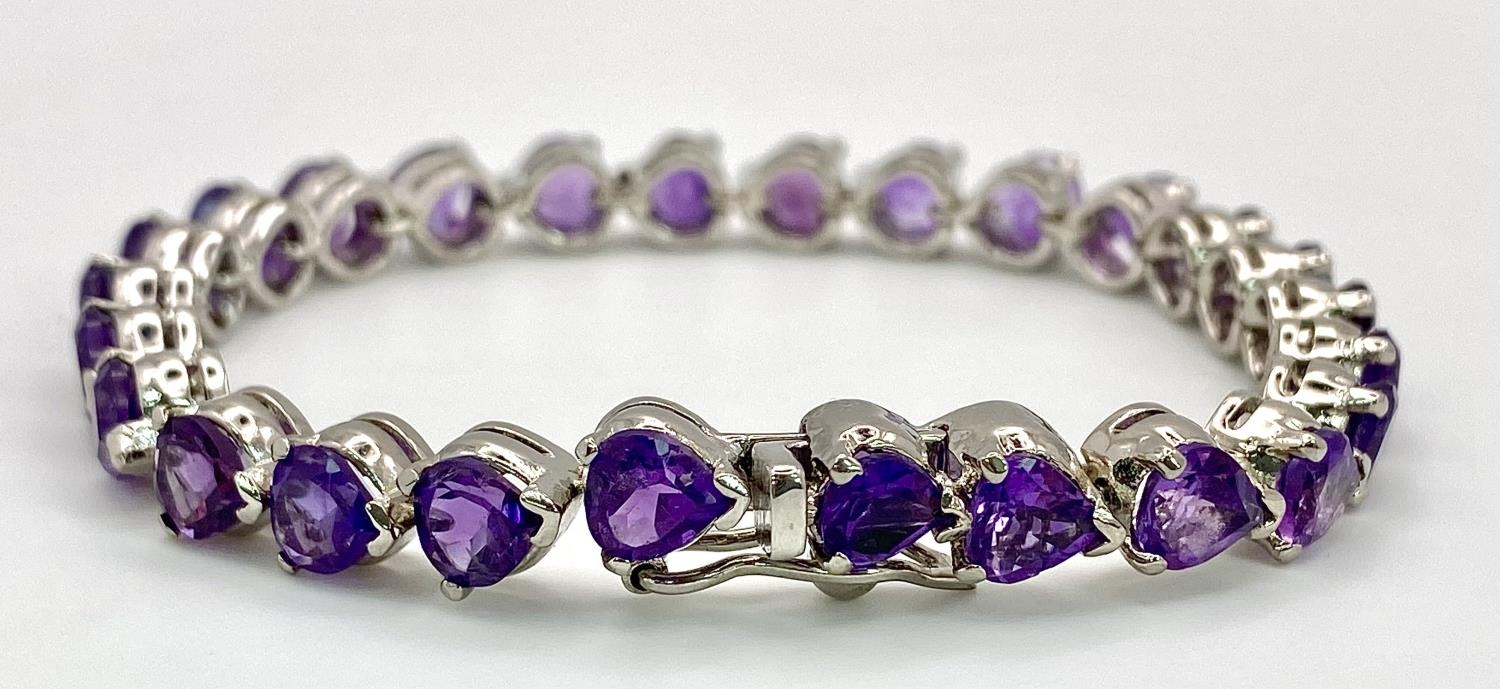 An Amethyst Gemstone Tennis Bracelet set in 925 Silver. Heart shaped amethysts. 18cm. 25g. Ref: CD- - Bild 3 aus 4