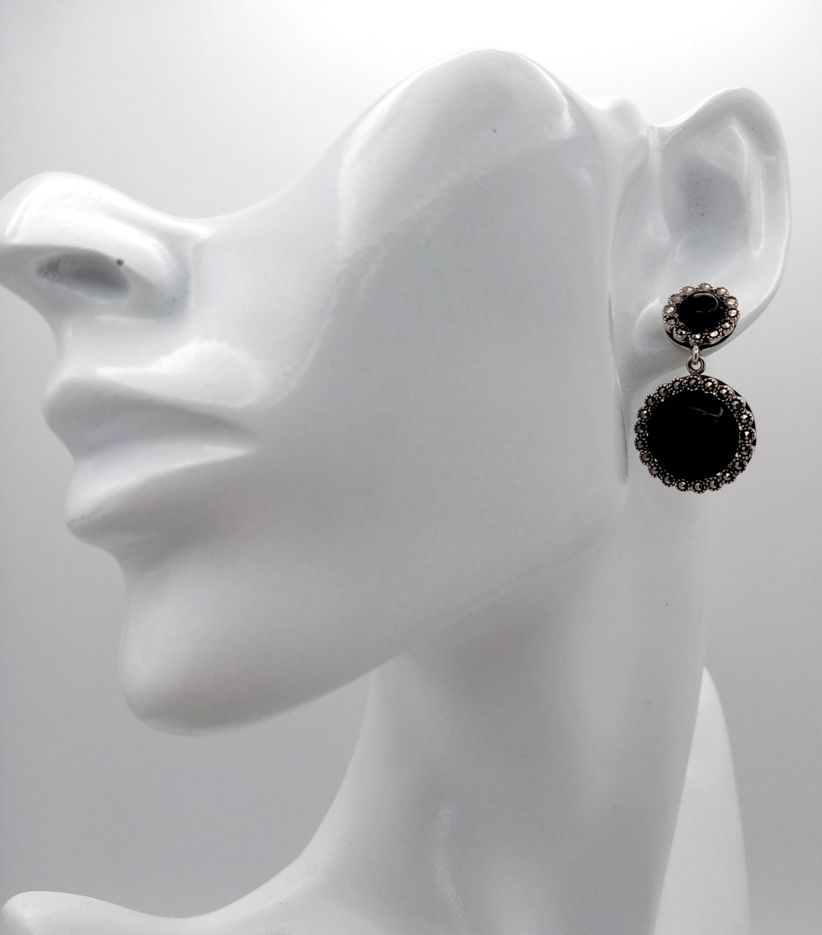 A Pair of 925 Silver, Black Onyx and Marcasite Drop Earrings. 3cm drop. Comes with a presentation - Bild 4 aus 6