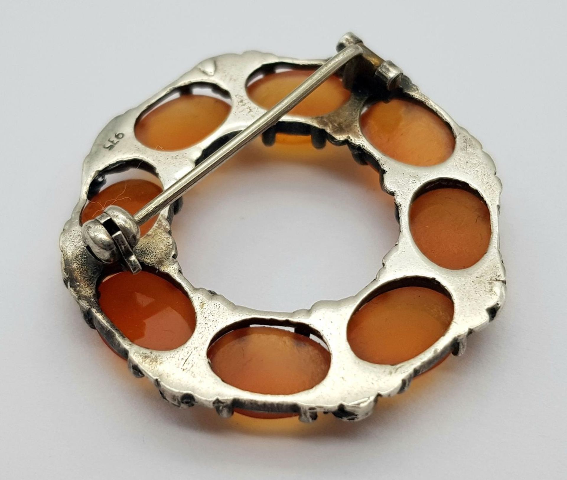 A Lovely 935 Silver, Carnelian Cabochon Circular Brooch. 3.5cm diameter. 9g - Image 3 of 5