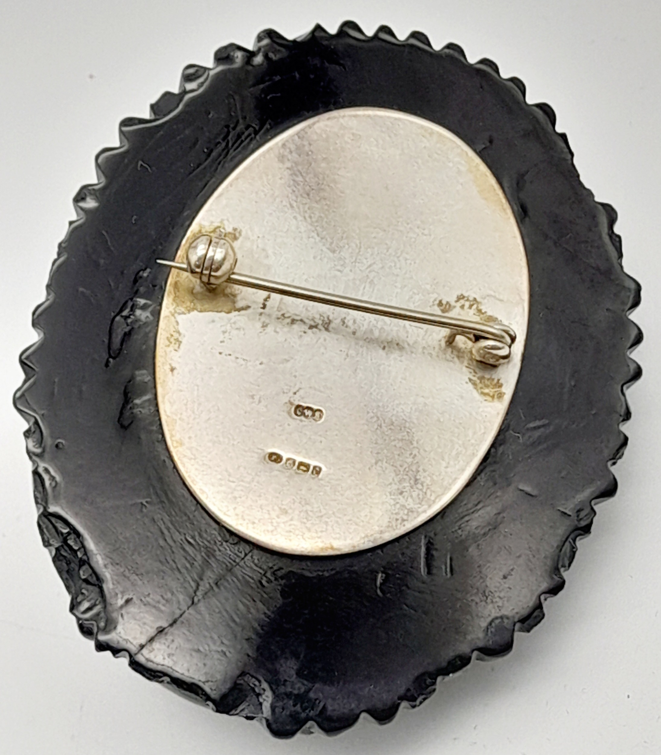 An Antique Victorian Jet Mourning Brooch. 6cm - Image 2 of 6