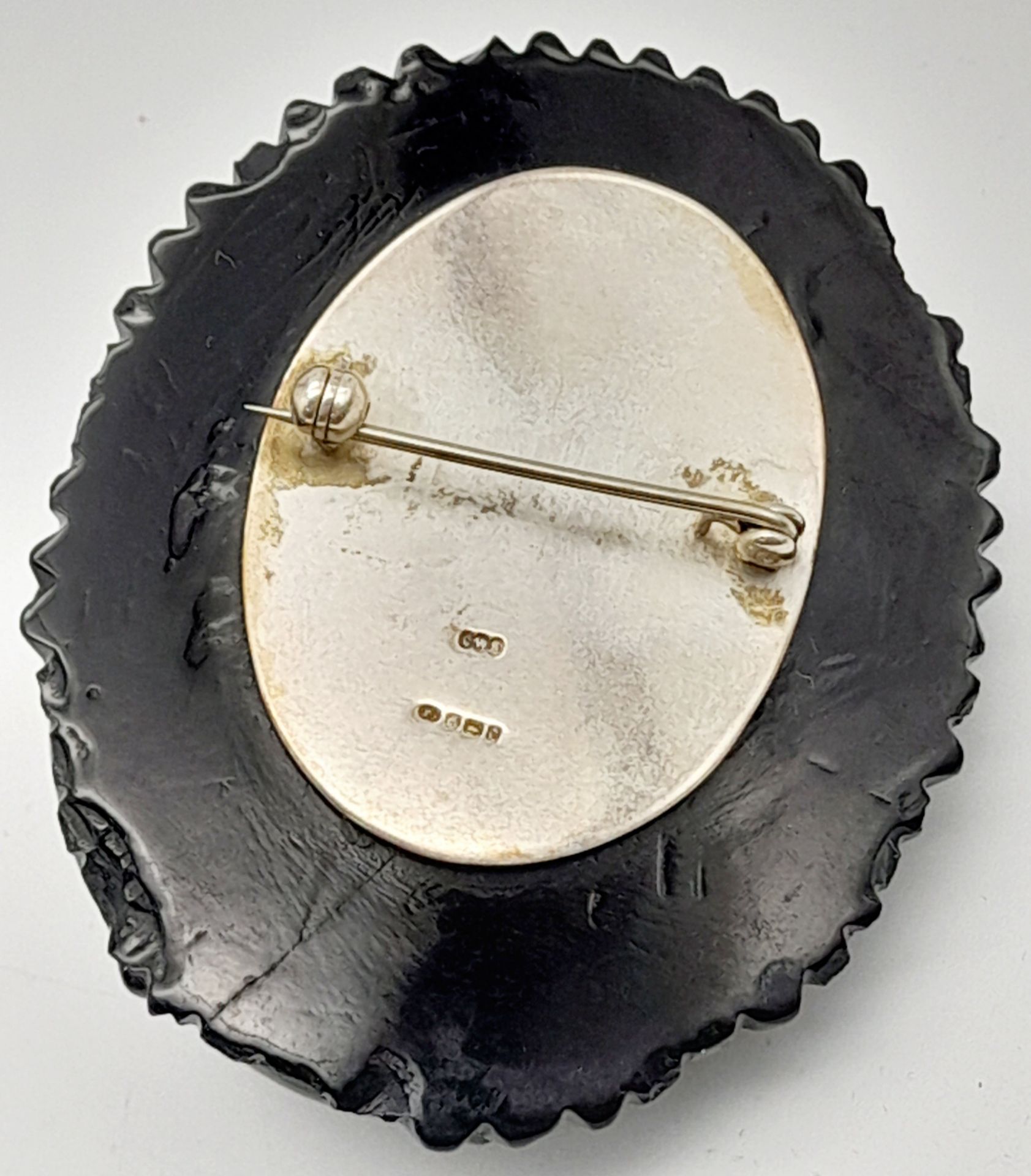 An Antique Victorian Jet Mourning Brooch. 6cm - Image 2 of 6