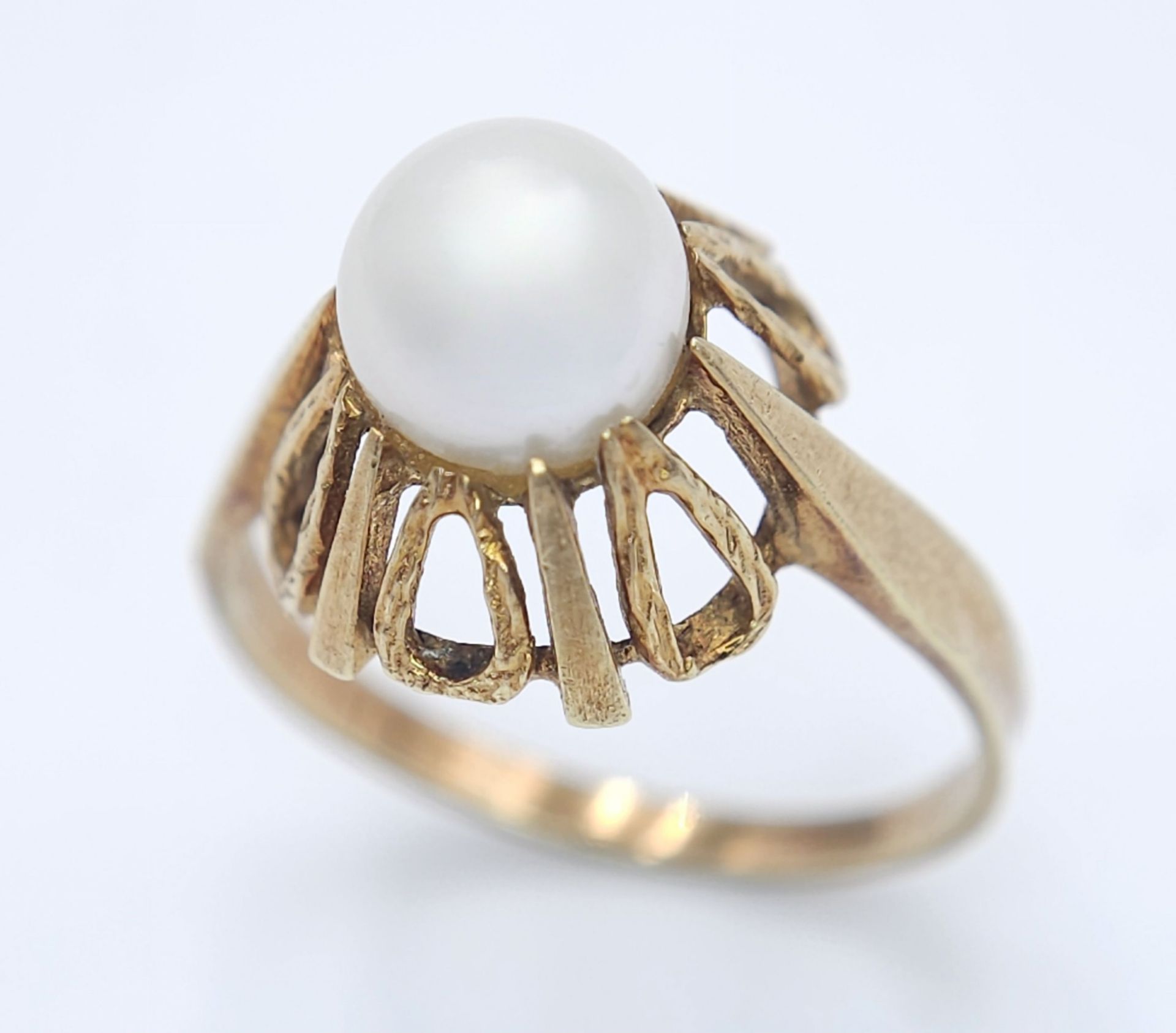 A Vintage 14K Yellow Gold Pearl Ring. Size O. 3g total weight.