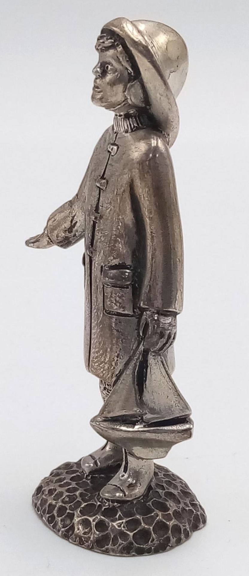 A STERLING SILVER (TESTED AS) FIGURE OF A YOUNG BOY IN RAIN JACKET AND HAT WITH A BOAT POSSIBLY - Bild 3 aus 5