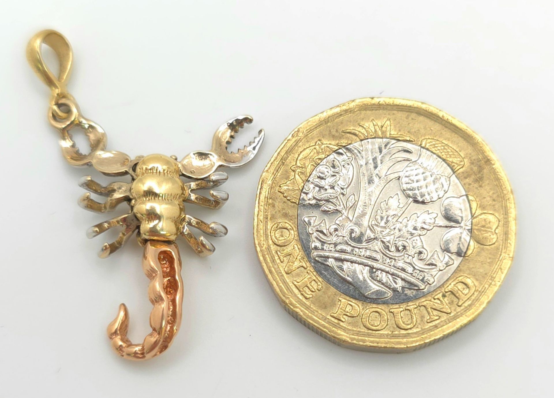 A 14K 3 COLOUR ARTICULATED SCORPION CHARM. 3.5cm length, 3g total weight. Ref: SC 8050 - Image 3 of 4