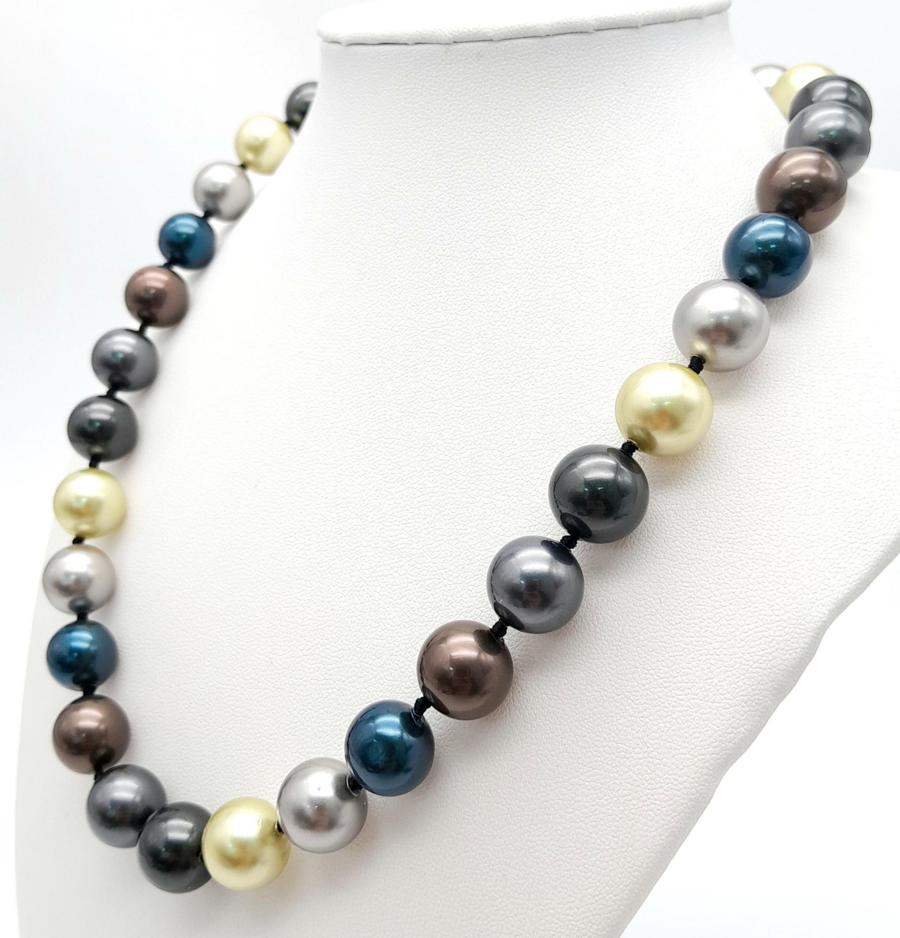 A Multi-Colour South Sea Pearl Shell Beaded Necklace. 12mm. Necklace length - 45cm length. - Bild 2 aus 4