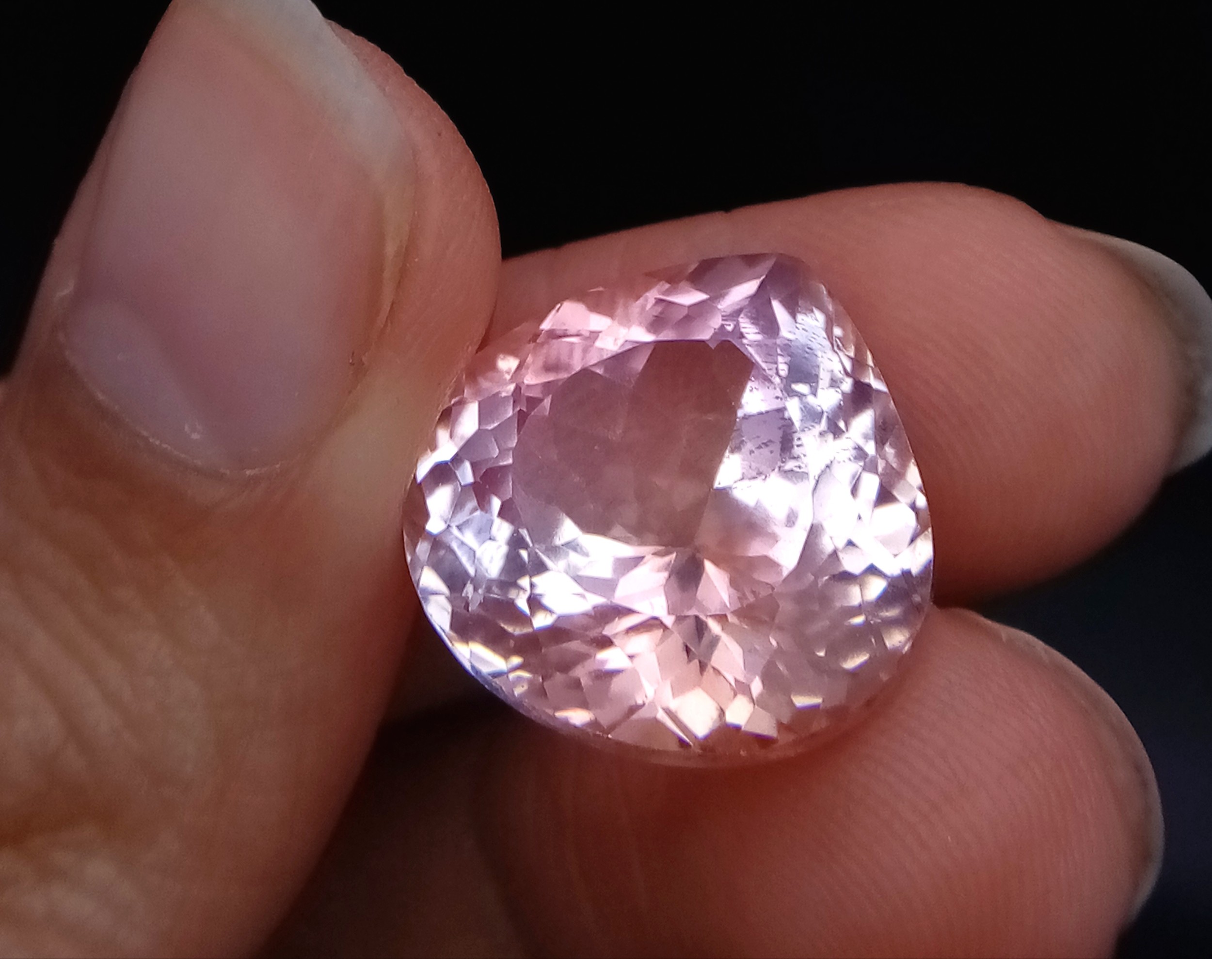 A Beautiful 25ct Heart-Shaped Pink Morganite Gemstone. Beautifully faceted and dances in the - Image 5 of 6