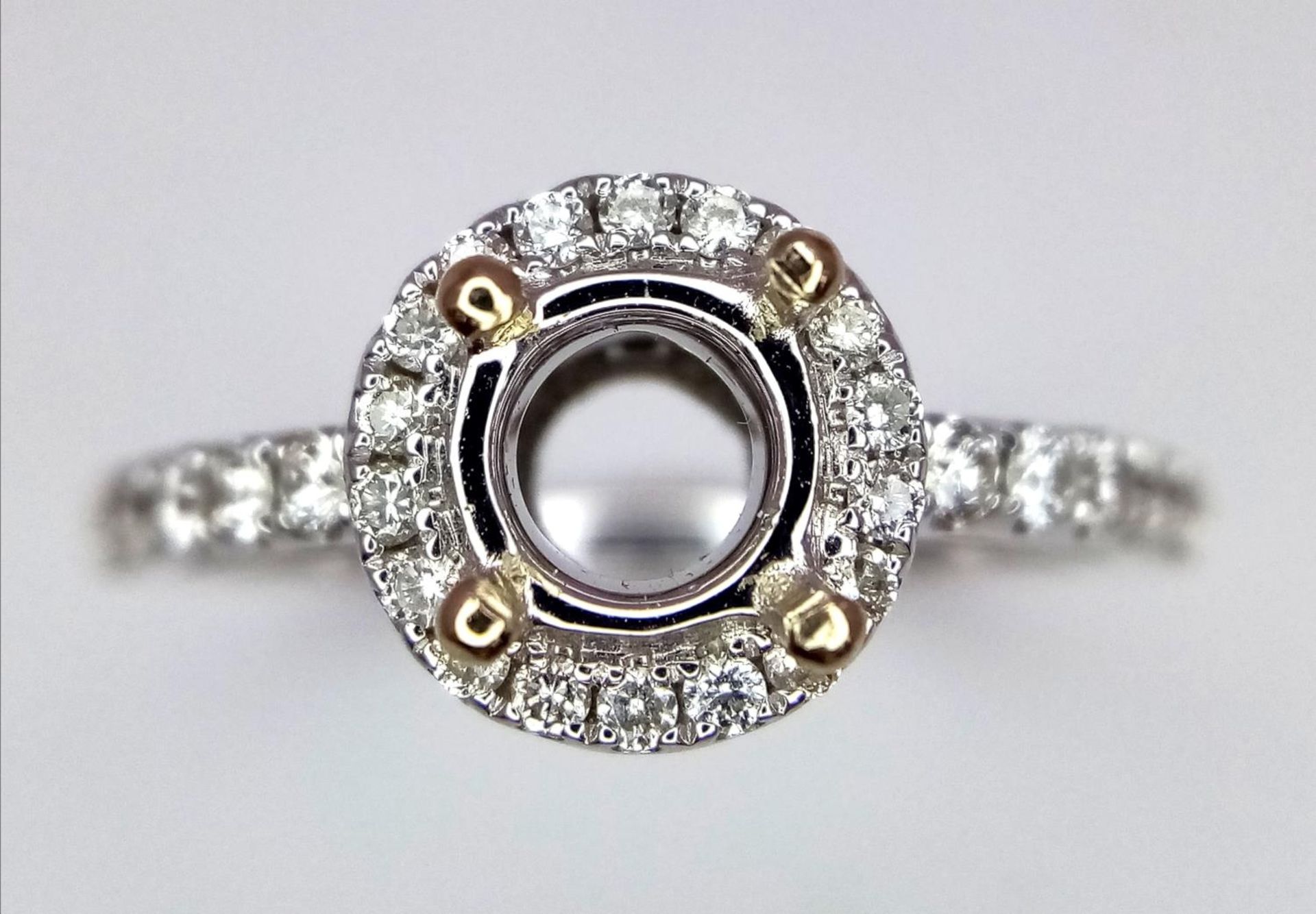 AN 18K WHITE GOLD DIAMOND HALO SOLITAIRE RING MOUNT WITH DIAMOND SET SHOULDERS. Ready to set your - Bild 5 aus 8