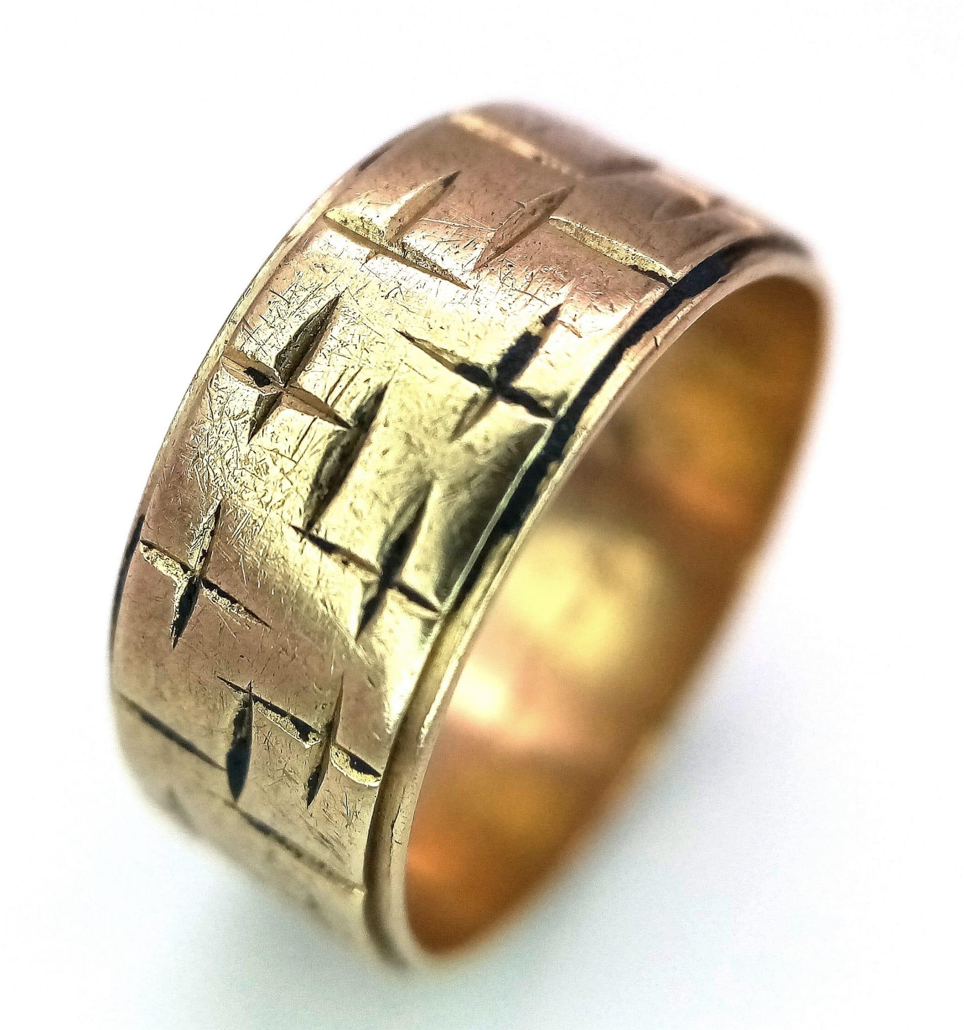 A Vintage 9K Yellow Gold Band Ring. Geometric decoration. 7mm width. Size O. 4.3g weight. - Image 3 of 5