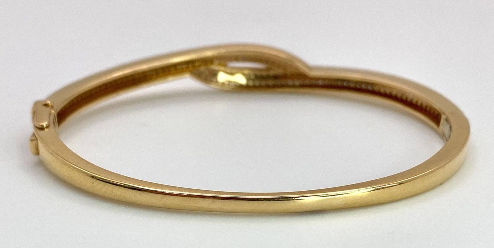 A job lot of three 18 K yellow gold items, consisting of a diamond bangle with an elegant cross over - Image 5 of 10