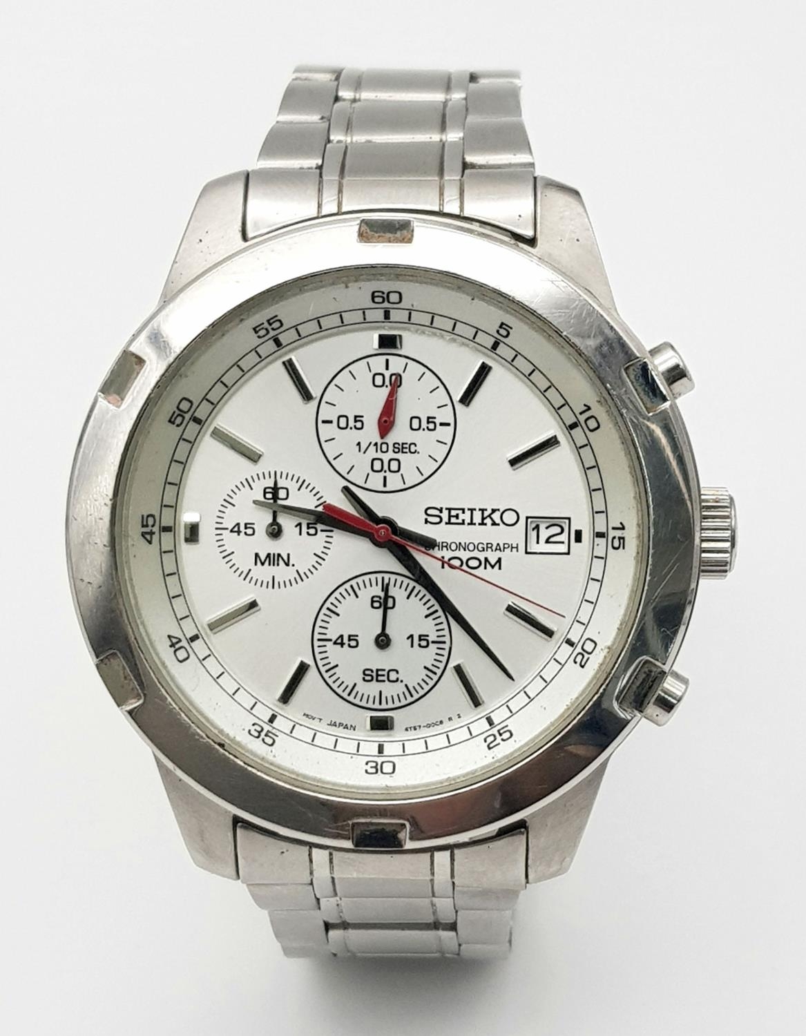 A Seiko 5 Chronograph Quartz Gents Watch. Stainless steel bracelet and case - 43mm. White dial