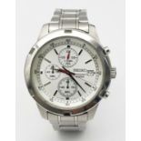 A Seiko 5 Chronograph Quartz Gents Watch. Stainless steel bracelet and case - 43mm. White dial