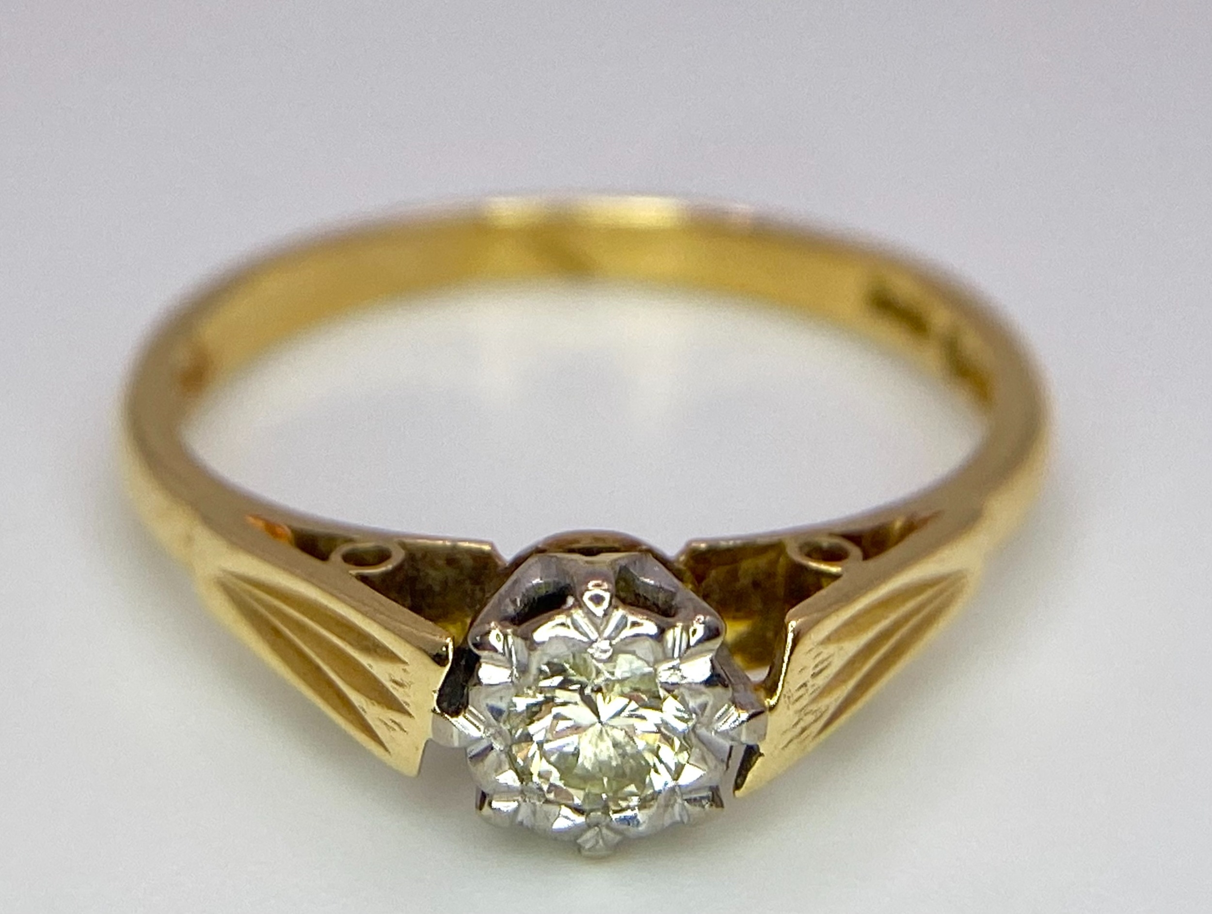 A VINTAGE 18K YELLOW GOLD DIAMOND SOLITAIRE RING. 0.15CT. 2.6G. SIZE L 1/2. - Image 3 of 6
