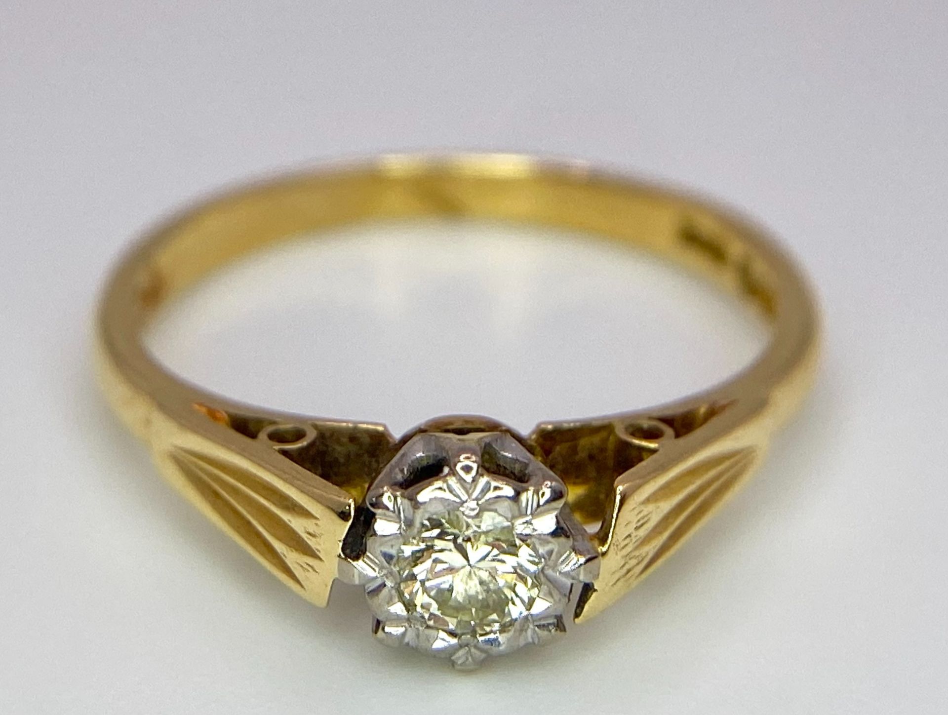 A VINTAGE 18K YELLOW GOLD DIAMOND SOLITAIRE RING. 0.15CT. 2.6G. SIZE L 1/2. - Image 3 of 6