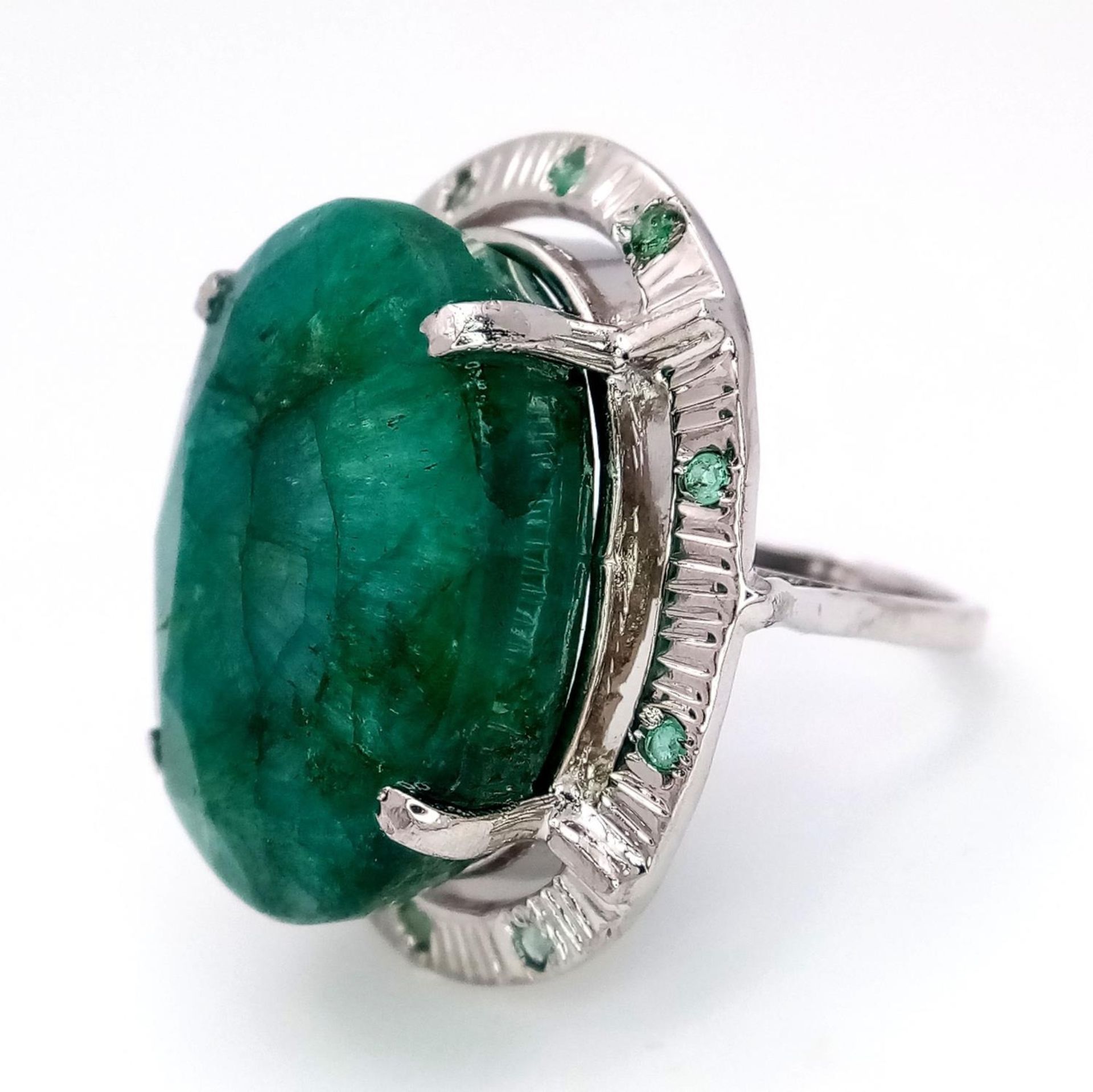 A 48ct Brazilian Emerald Silver Ring. Set in 925 Sterling Silver. W- 17.5g. Comes in a - Bild 3 aus 6