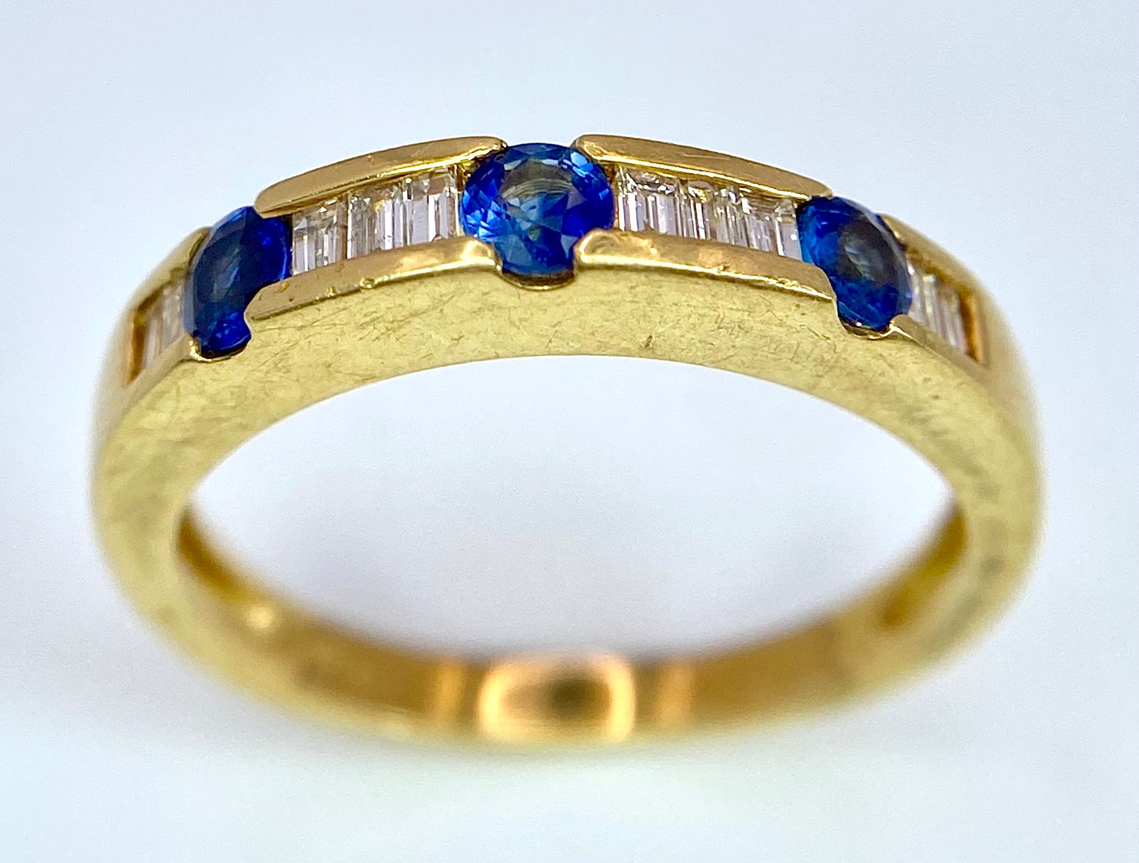 AN 18K YELLOW GOLD DIAMOND & SAPPHIRE BAND RING. 0.20ctw, size O, 3.6g total weight. Ref: SC 9037 - Image 3 of 7