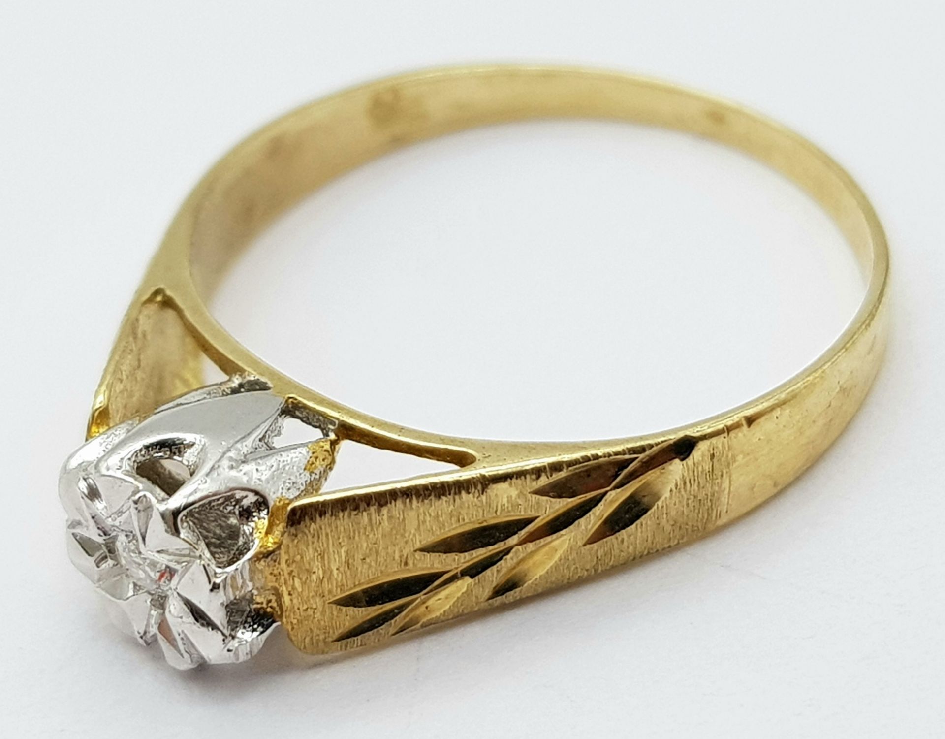 A 9K YELLOW GOLD VINTAGE DIAMOND RING. SIZE P. 1.9G - Image 3 of 5