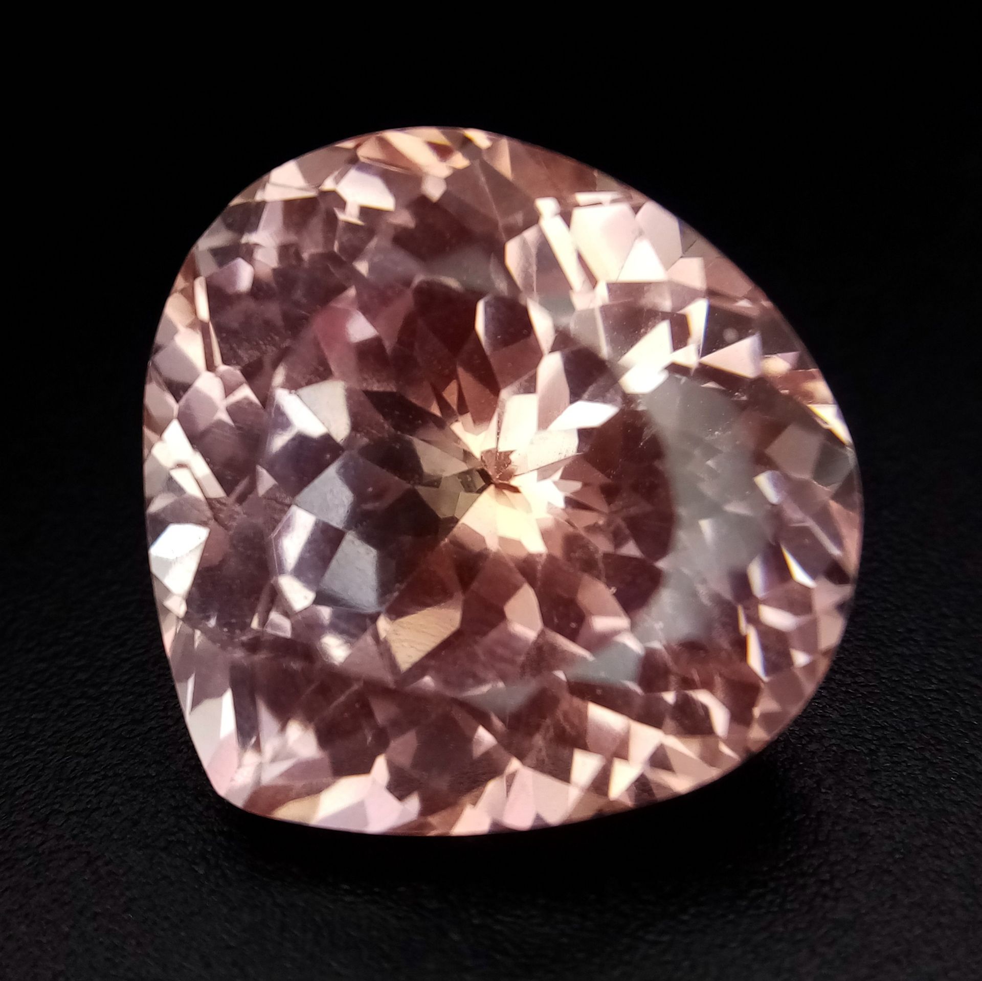 A Beautiful 25ct Heart-Shaped Pink Morganite Gemstone. Beautifully faceted and dances in the