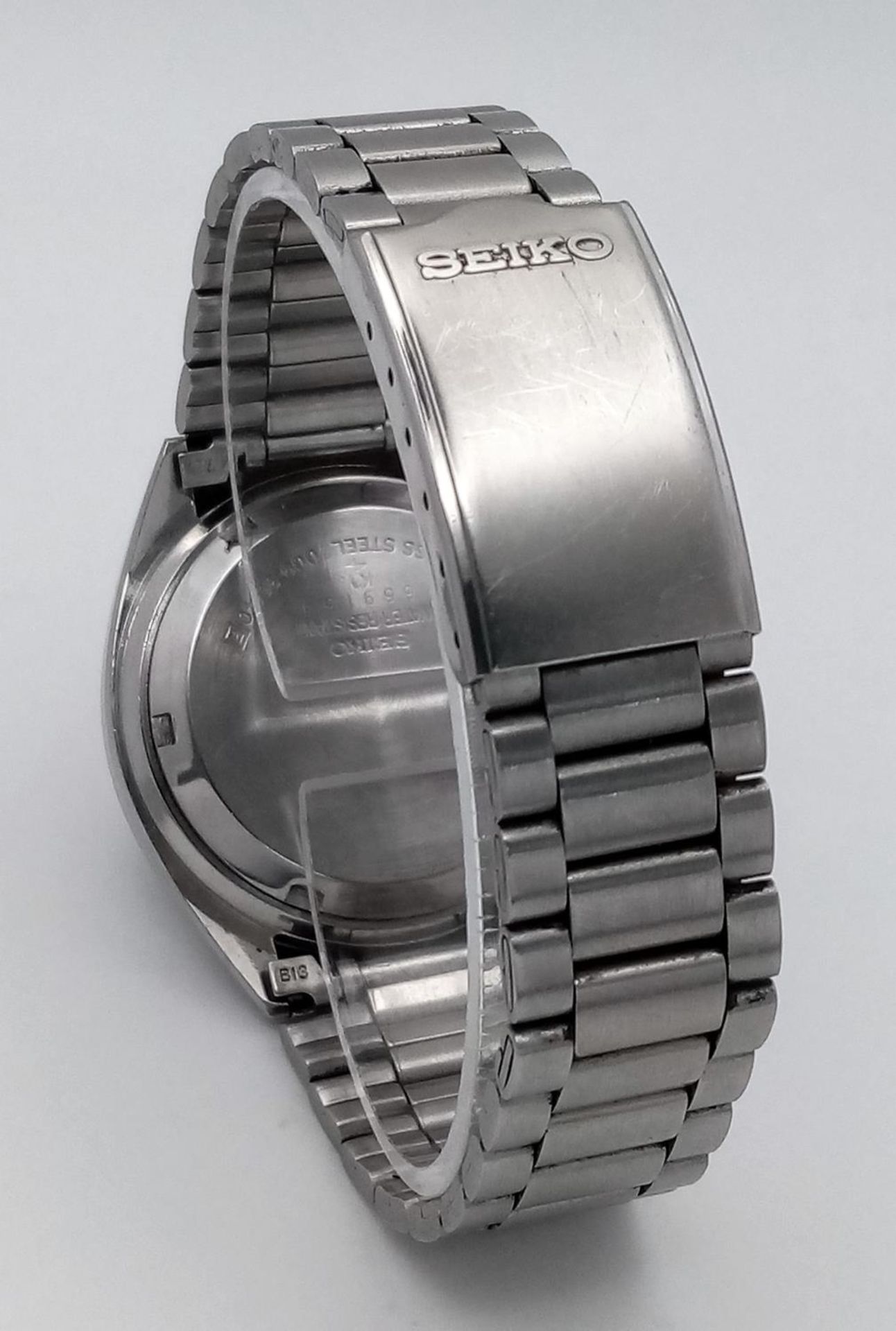 A Vintage Seiko 5 Automatic Gents Watch. Stainless steel bracelet and case - 37mm. Grey dial with - Bild 5 aus 7