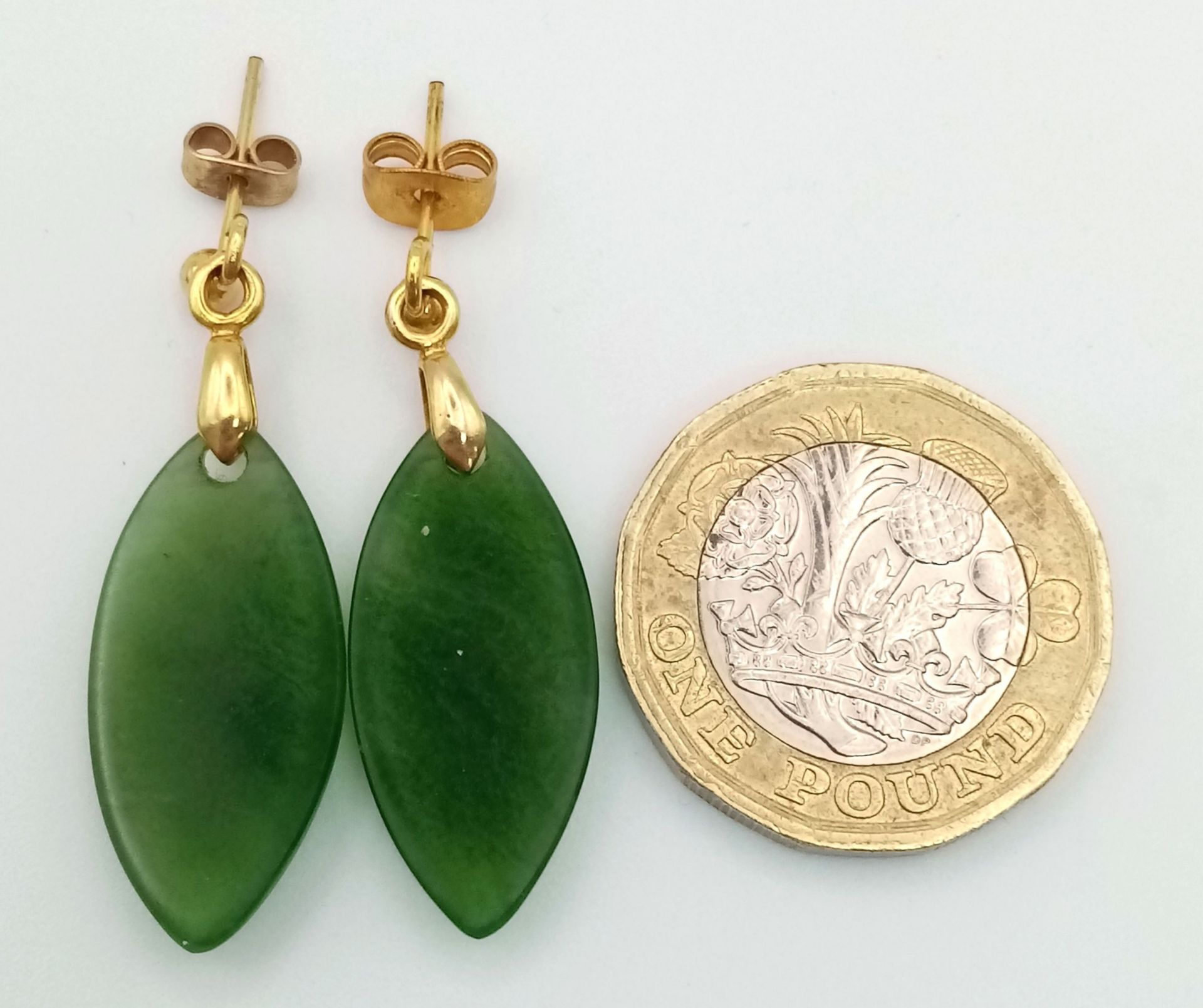 A Pair of 9K Yellow Gold Jade Leaf Shaped Earrings. 4.3g - Bild 4 aus 4