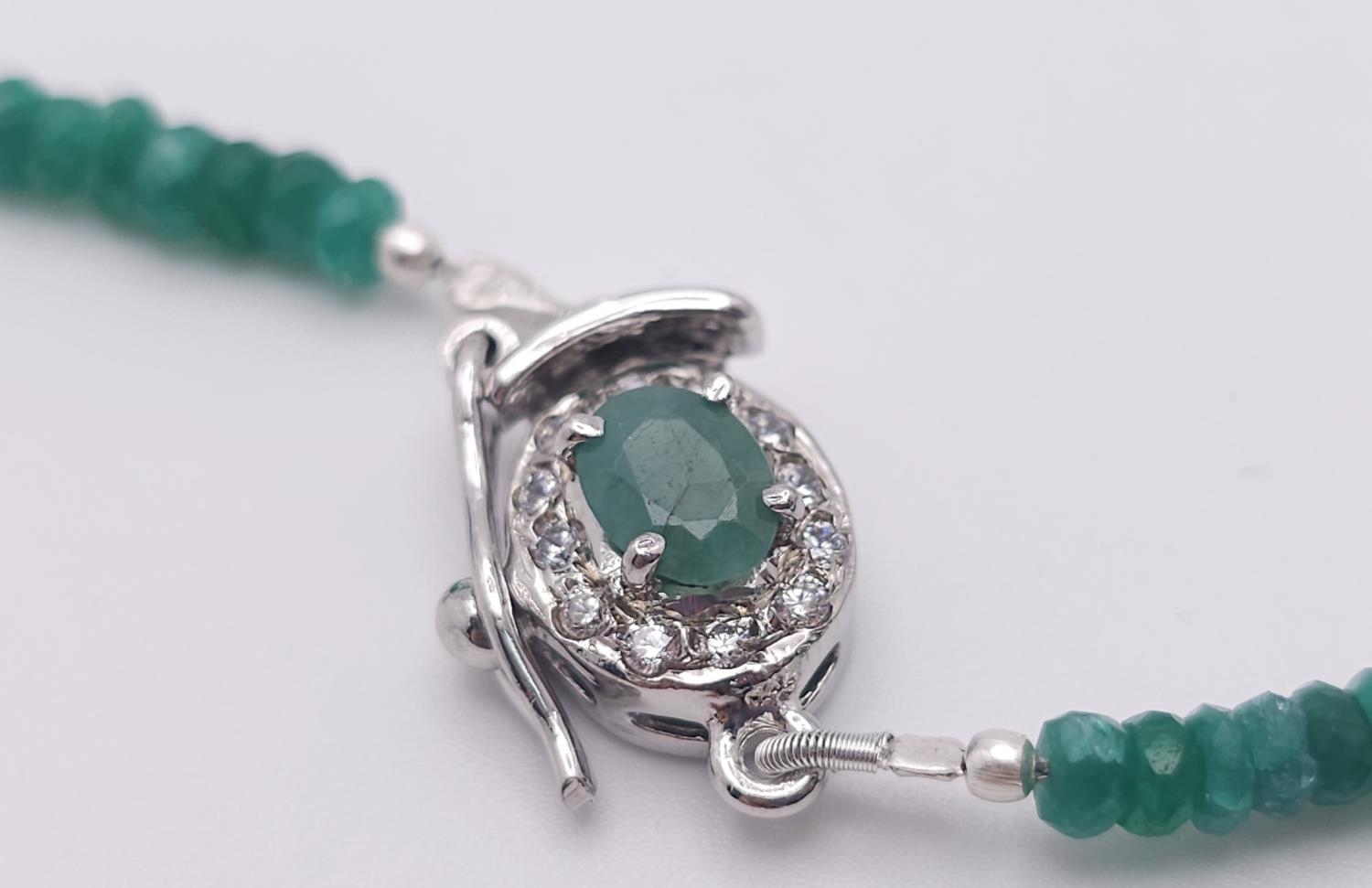 A 95ctw Emerald Gemstone Rondelle Single Strand Necklace - with Emerald and 925 Silver clasp. - Image 4 of 7