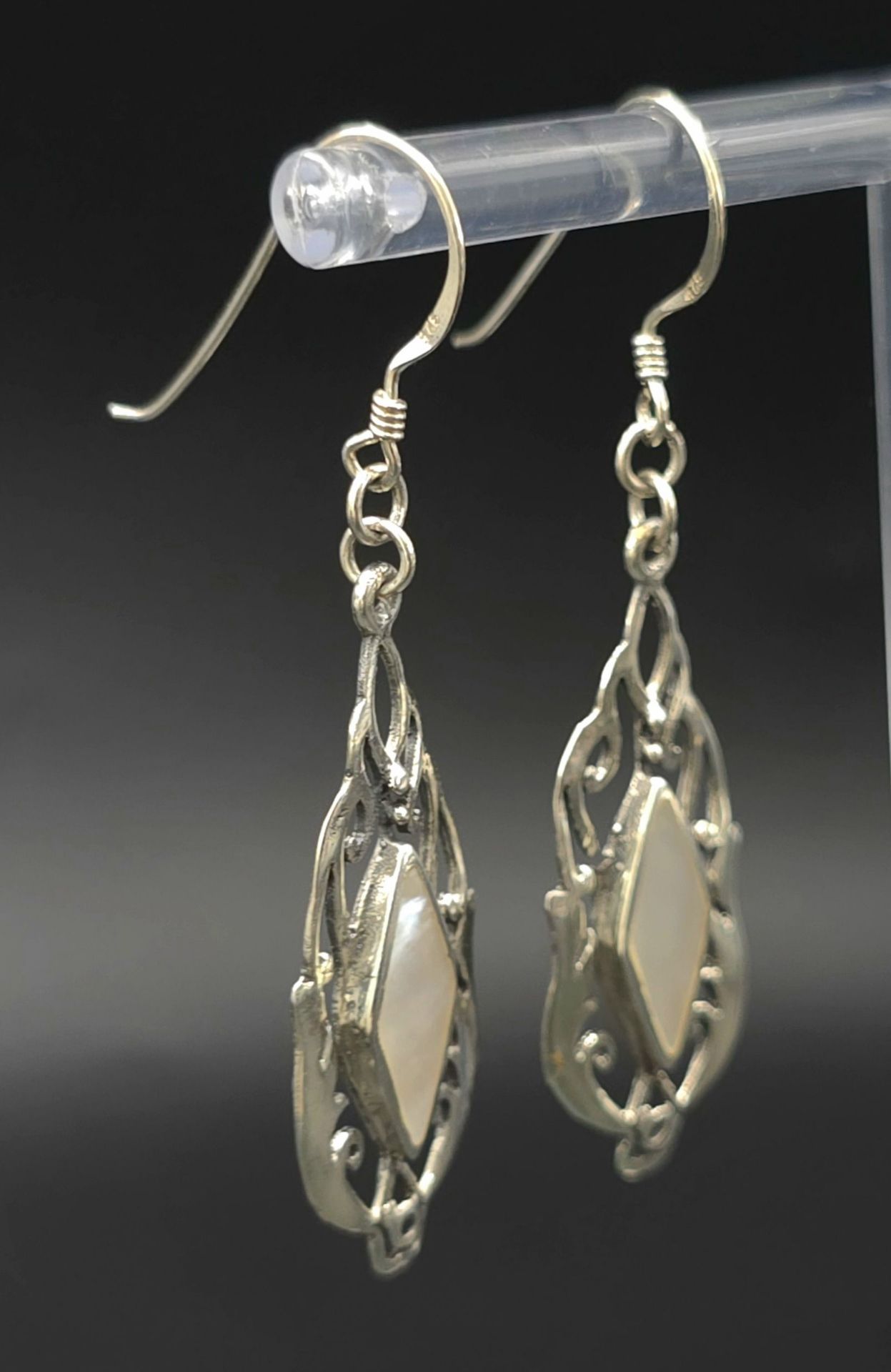 A Vintage Pair of Mother of Pearl Set Filigree Earrings. 5cm Drop. 1.5cm Wide at widest point. - Image 3 of 5