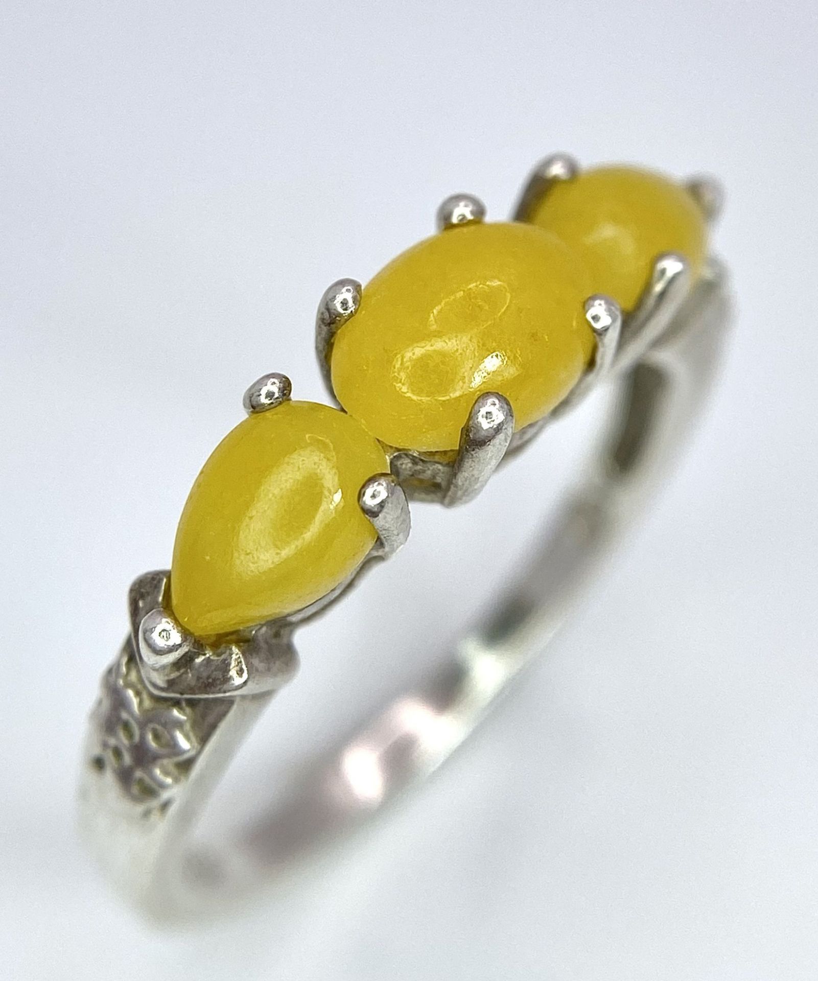 A Parcel of Two Rings Comprising an Original Italian Murano Glass Primrose Ring Size O and an - Image 3 of 6