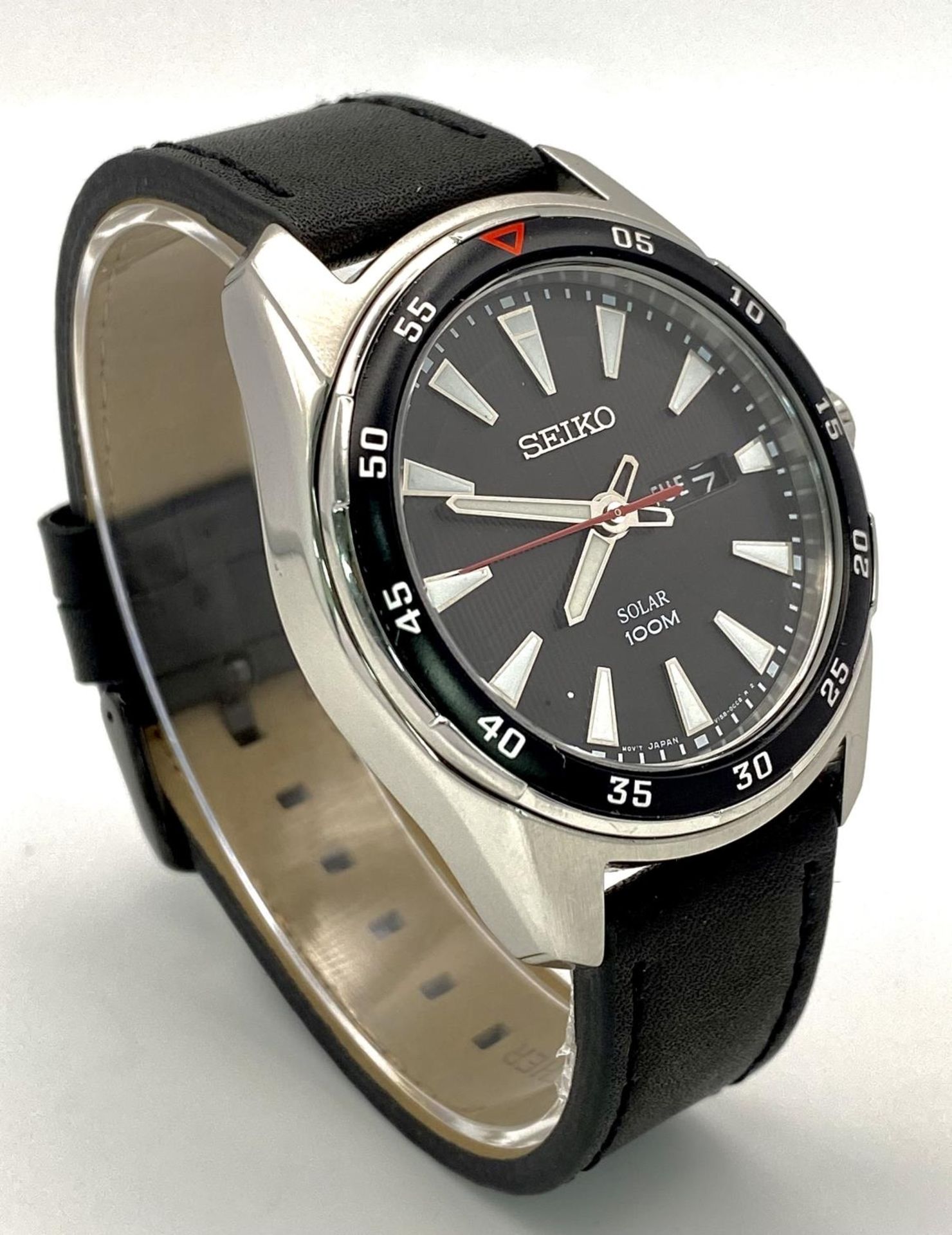 A Seiko Solar Gents Watch. Black leather strap. Stainless steel case - 44mm. Black dial with day/ - Image 3 of 7
