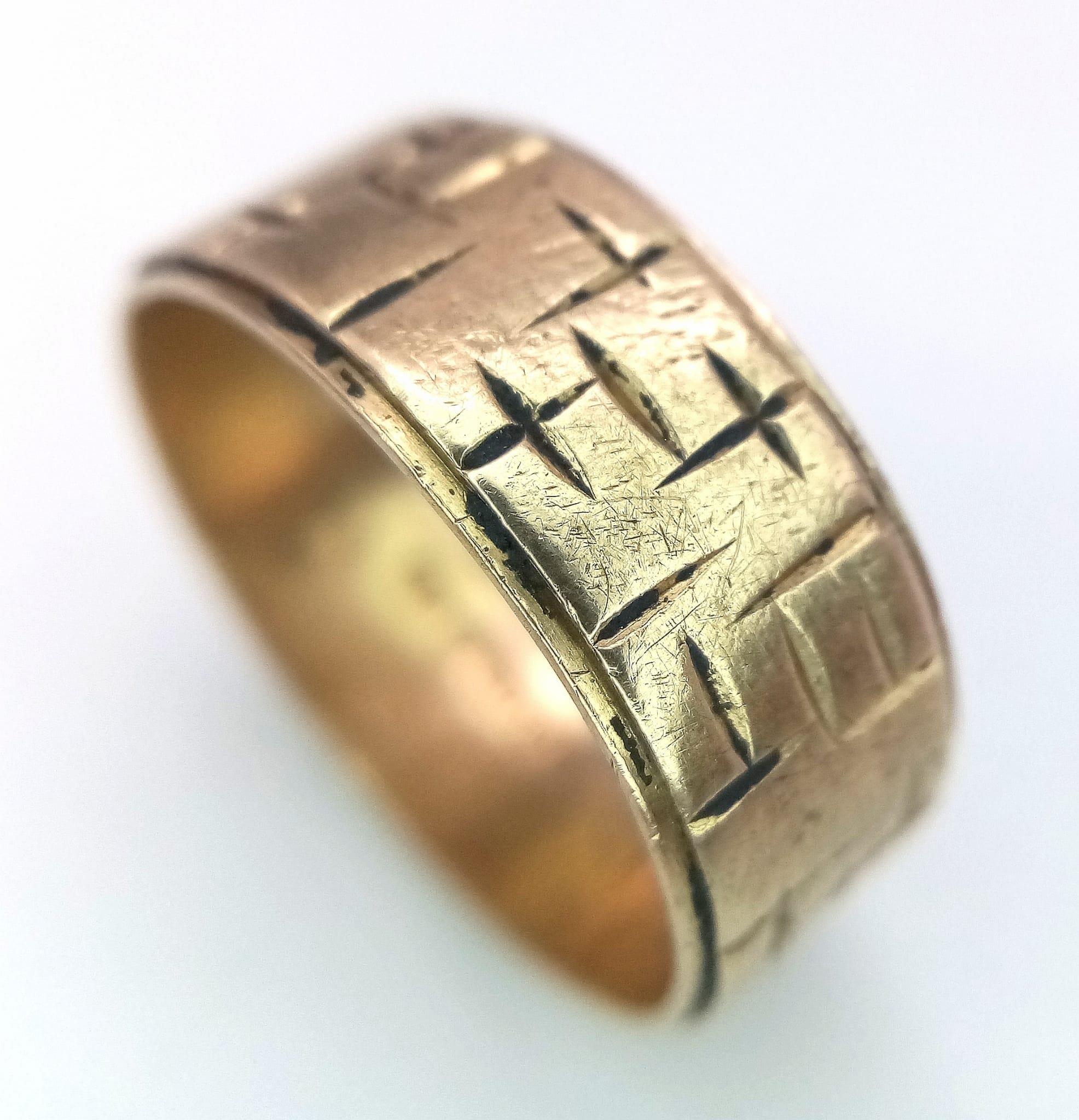A Vintage 9K Yellow Gold Band Ring. Geometric decoration. 7mm width. Size O. 4.3g weight. - Image 2 of 5