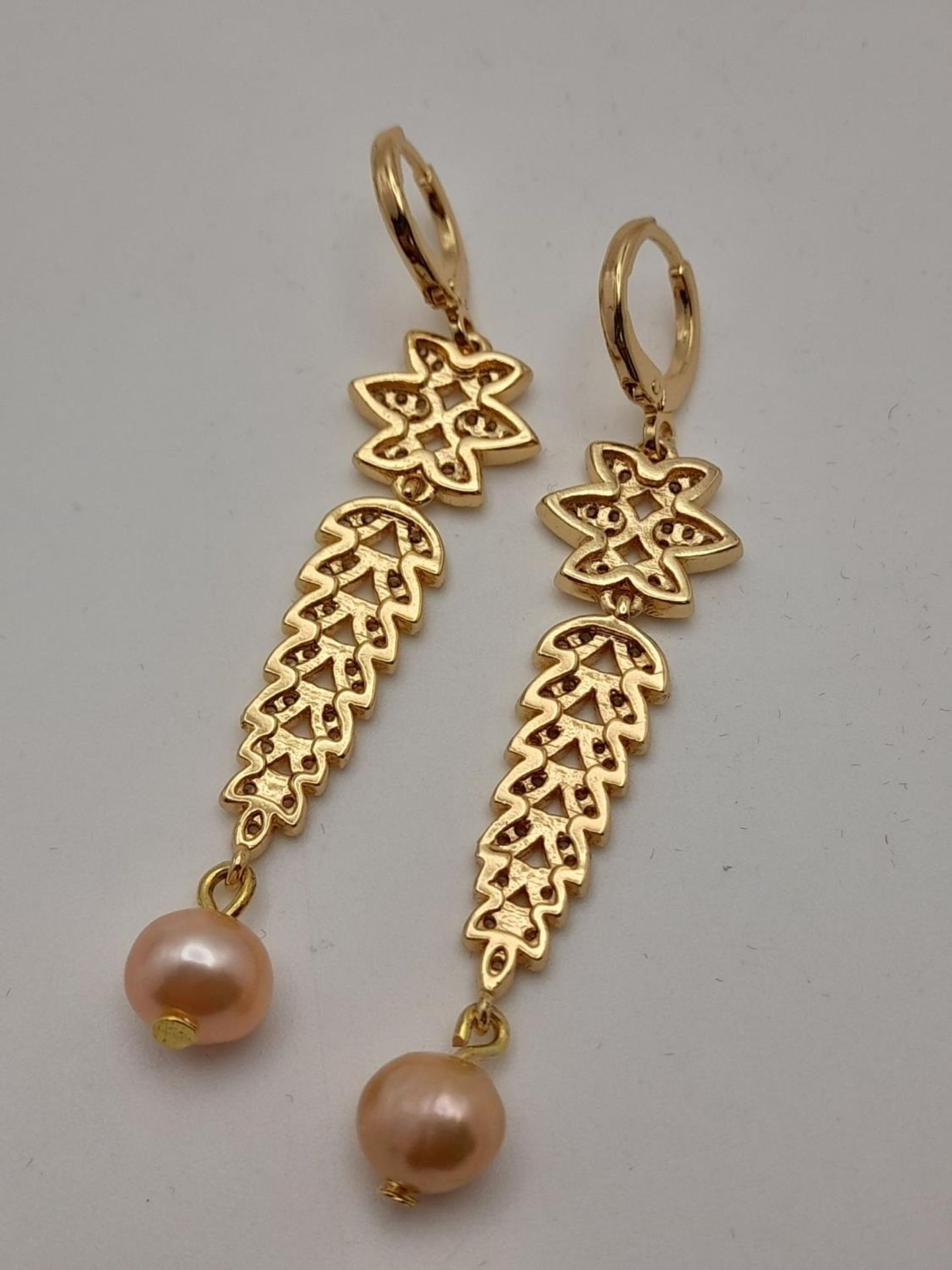 A fabulous gold-plated pair of earrings with cubic zirconia and pink cultured pearls, presented in a - Bild 4 aus 5