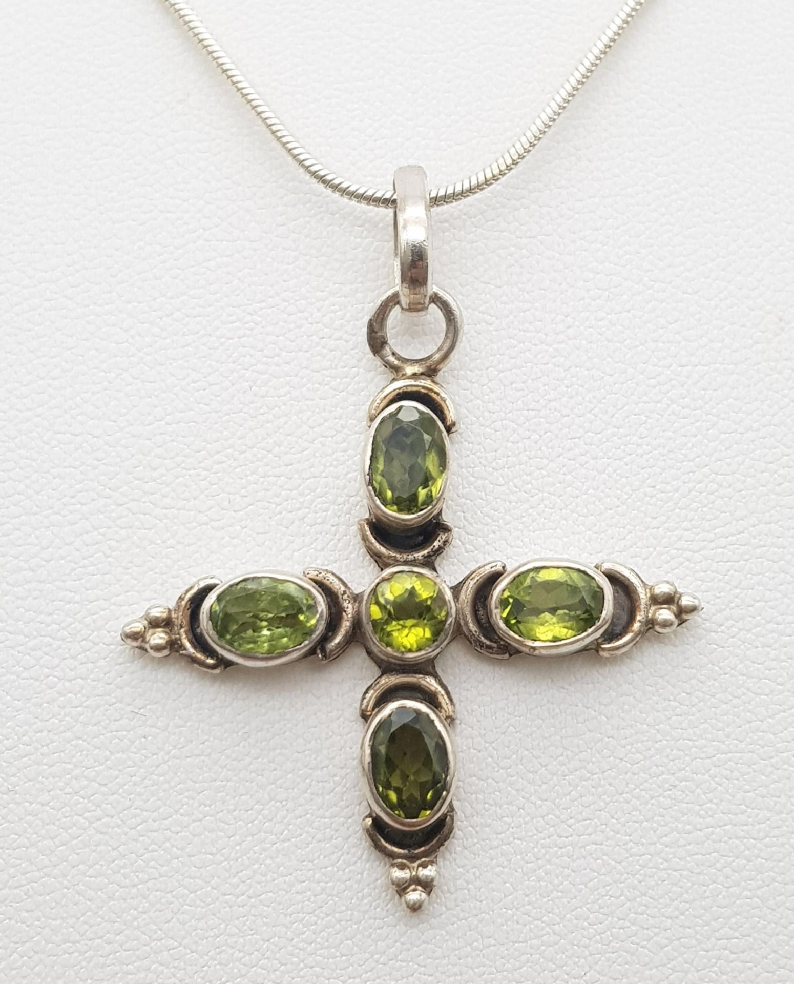 A Vintage Sterling Silver Peridot Set Cross Necklace. 46cm Sterling Silver Rope Chain. Pendant - Image 3 of 5