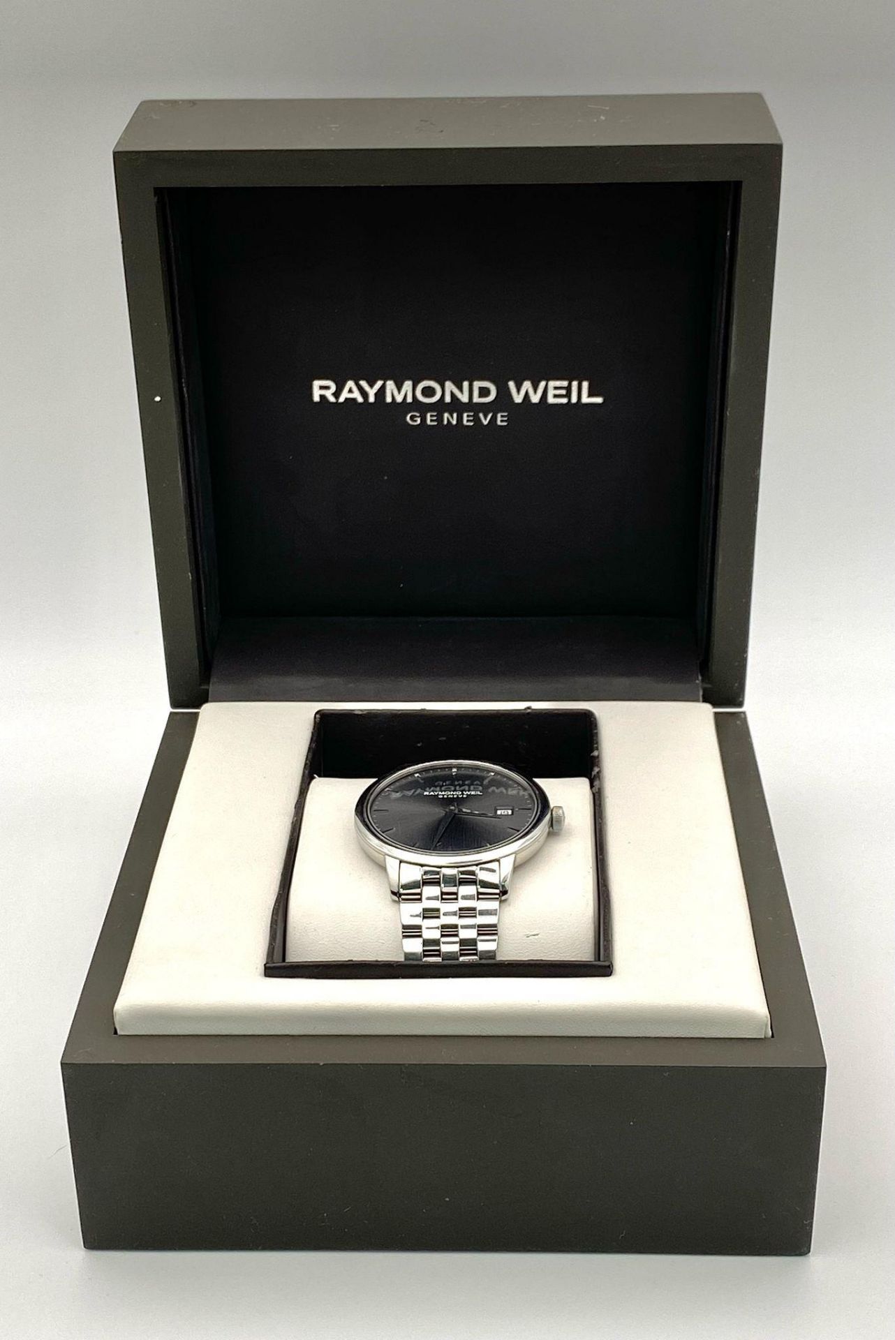 A Classic Raymond Weil Geneve Quartz Gents Watch. Stainless steel bracelet and case - 39mm. Silver - Bild 10 aus 10