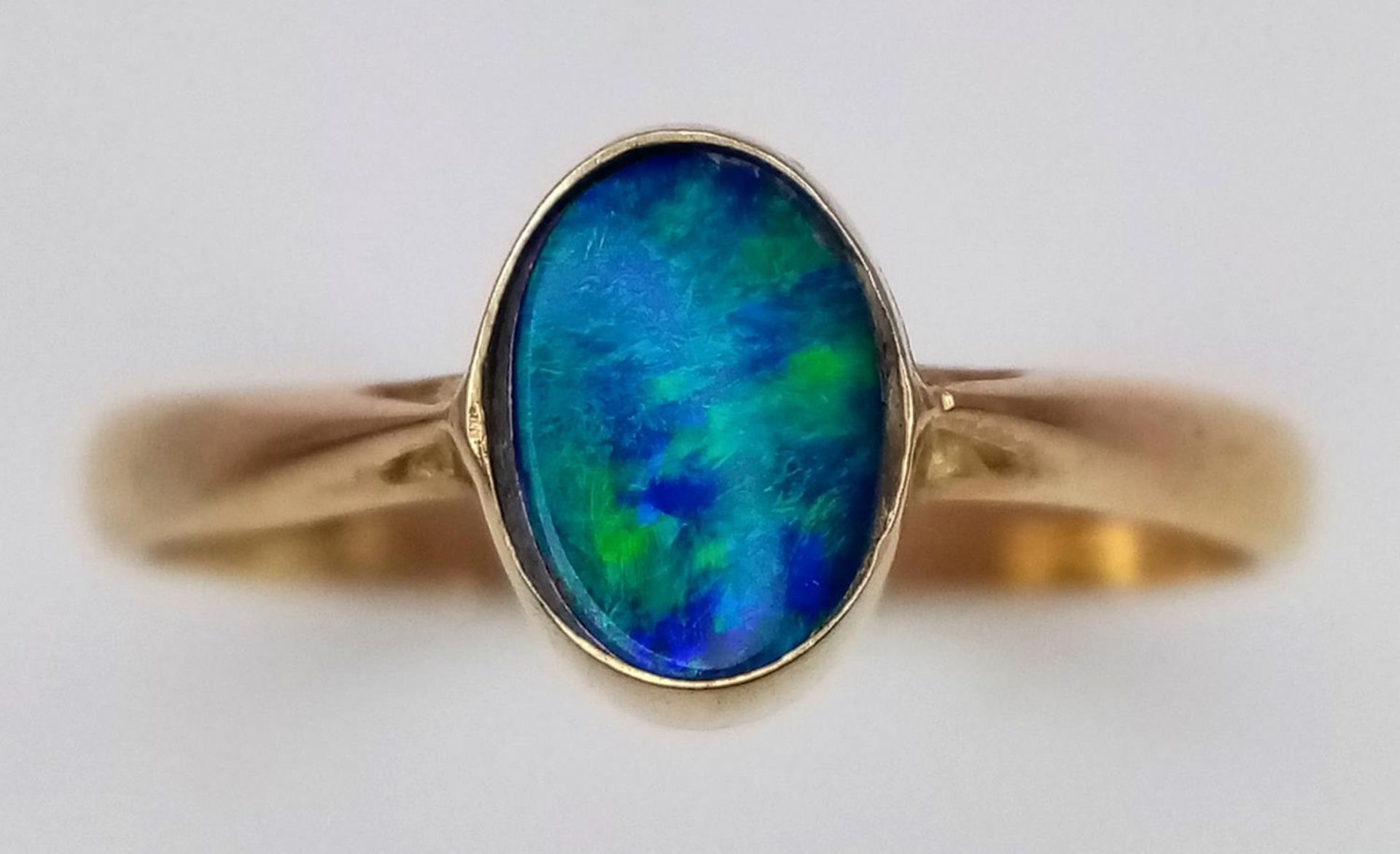 A 14K (TESTED) YELLOW GOLD DOUBLET OPAL RING. Size K, 1.4g total weight. Ref: SC 9033 - Image 2 of 5