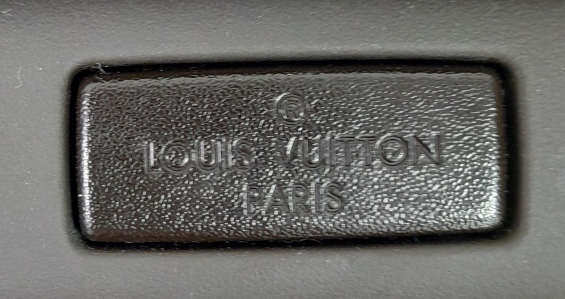 A Louis Vuitton Monogram Pegase Suitcase. Durable leather exterior with gold-toned hardware. Front - Bild 7 aus 16