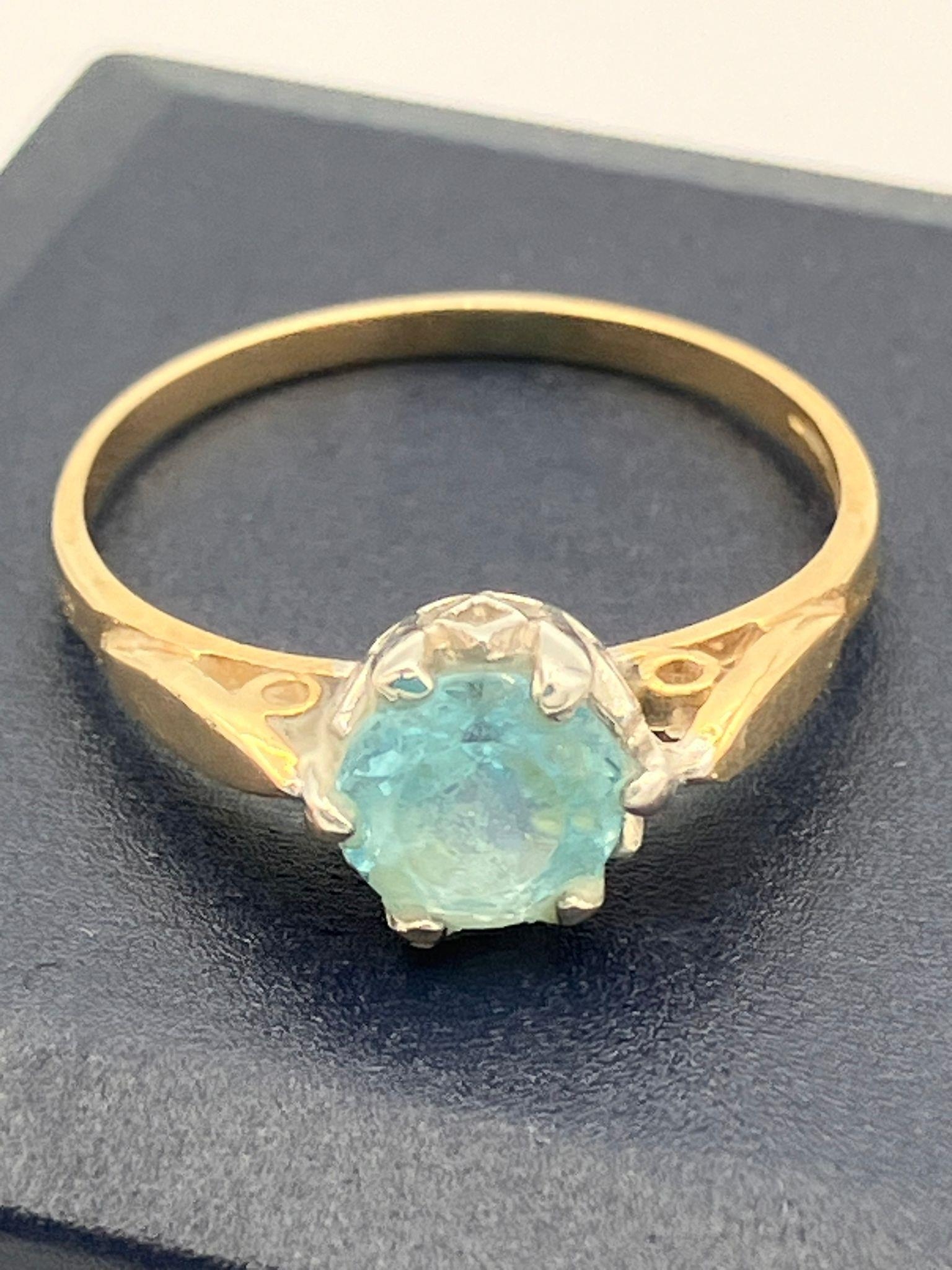 9 carat GOLD RING set with AQUAMARINE SOLITAIRE mounted to top. Complete with ring box. 1.74 - Image 2 of 2