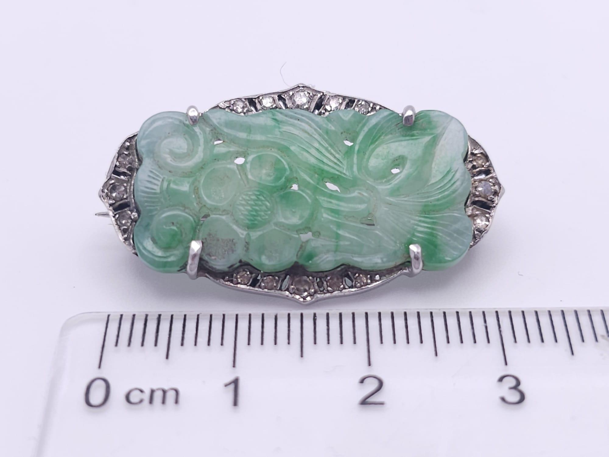 AN ART DECO JADE AND DIAMOND BROOCH SET IN PLATINUM . 6.7gms 3.5cms 15098 - Bild 6 aus 6